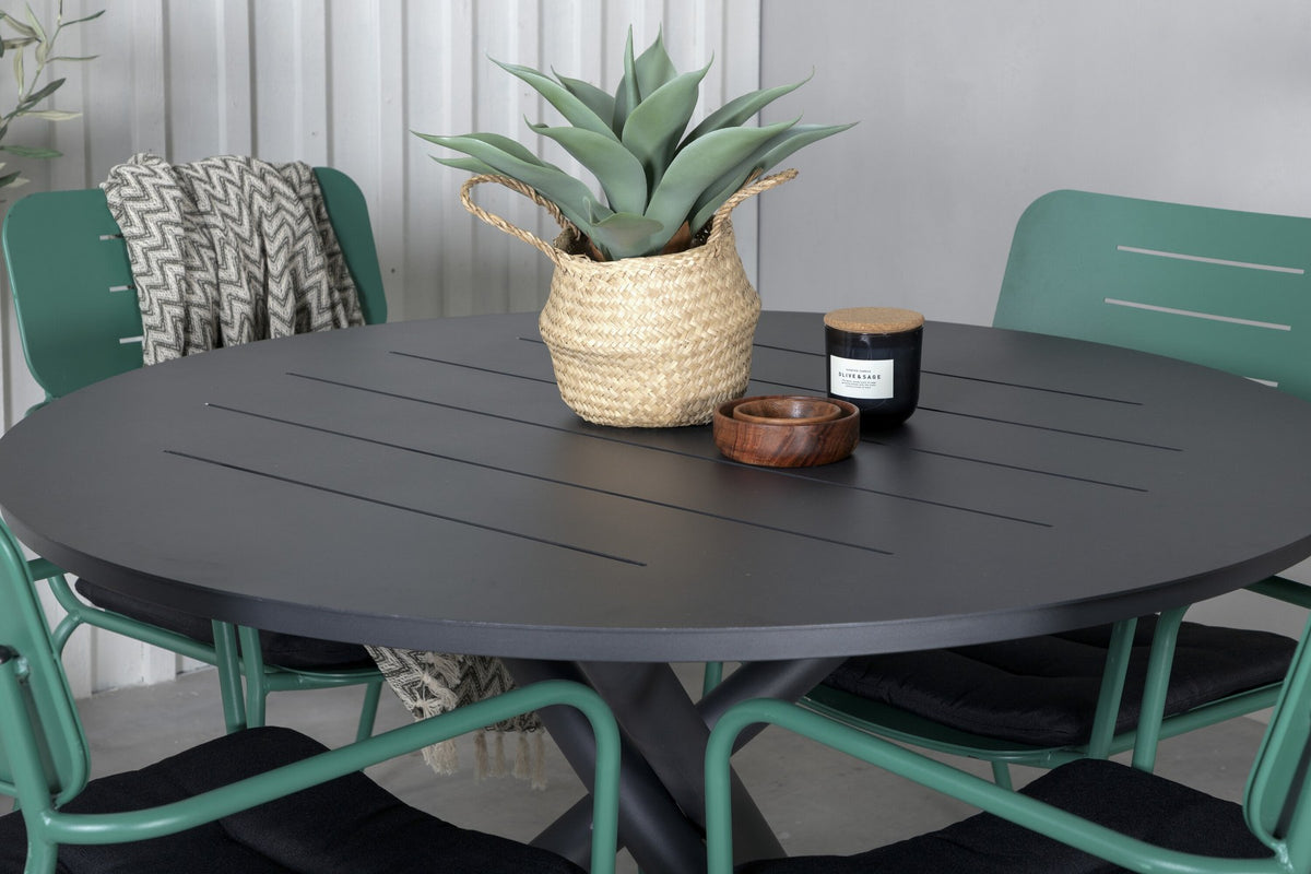 Zwei grüne Aluminium-Stühle mit Polsterbezug und ein runder schwarzer Aluminiumtisch mit Stahlbeinen, Gartentischset von Venture Home.