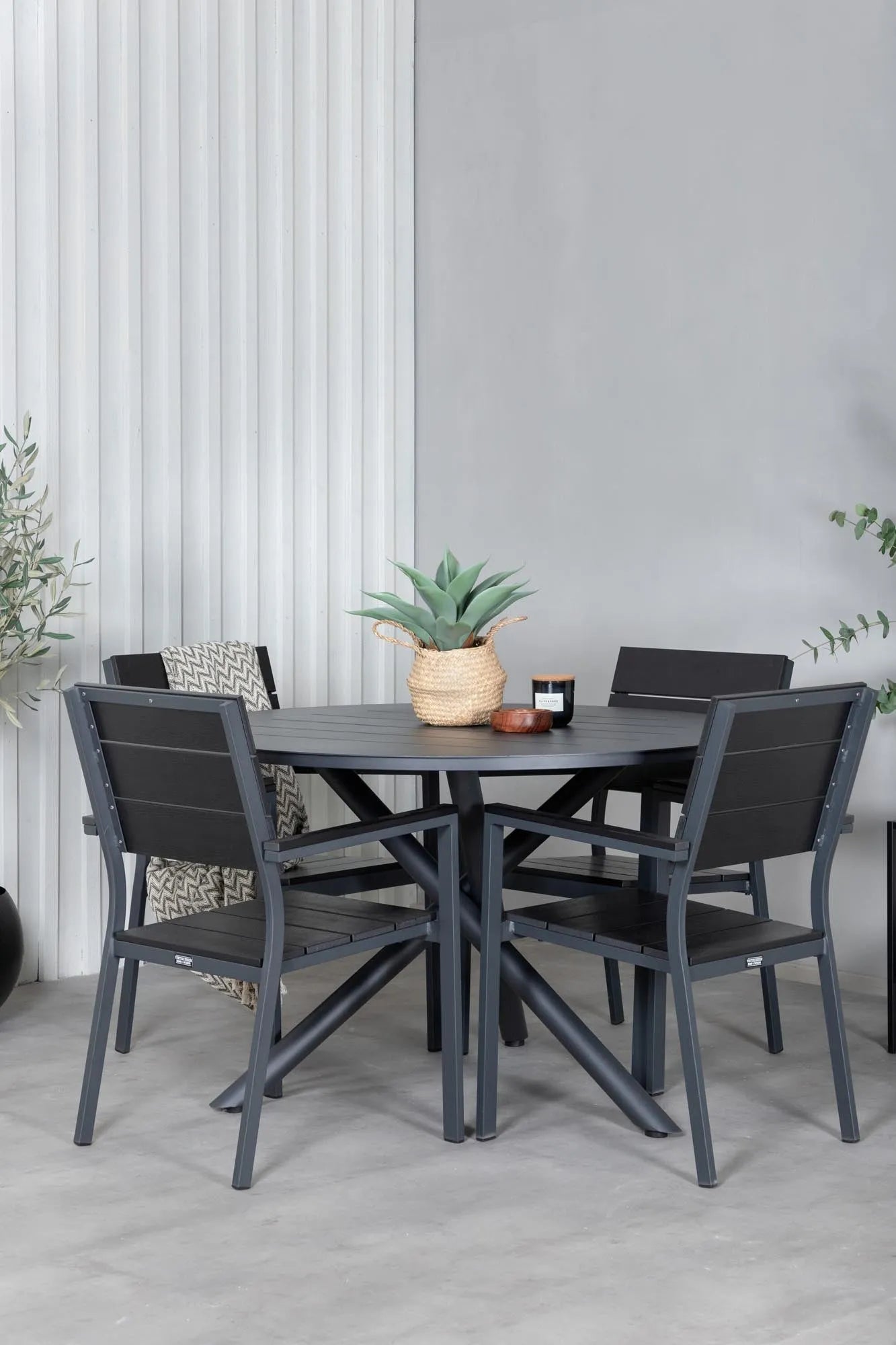 Elegantes Alma Tischset für stilvolle Outdoor-Momente zu viert.