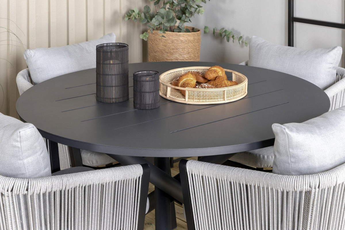 Runder Gartentisch Alma aus schwarzem Aluminium mit Ø120 cm und zwei Esszimmerstühlen der Serie Virya mit grauem Seilbezug und Alu-Gestell.