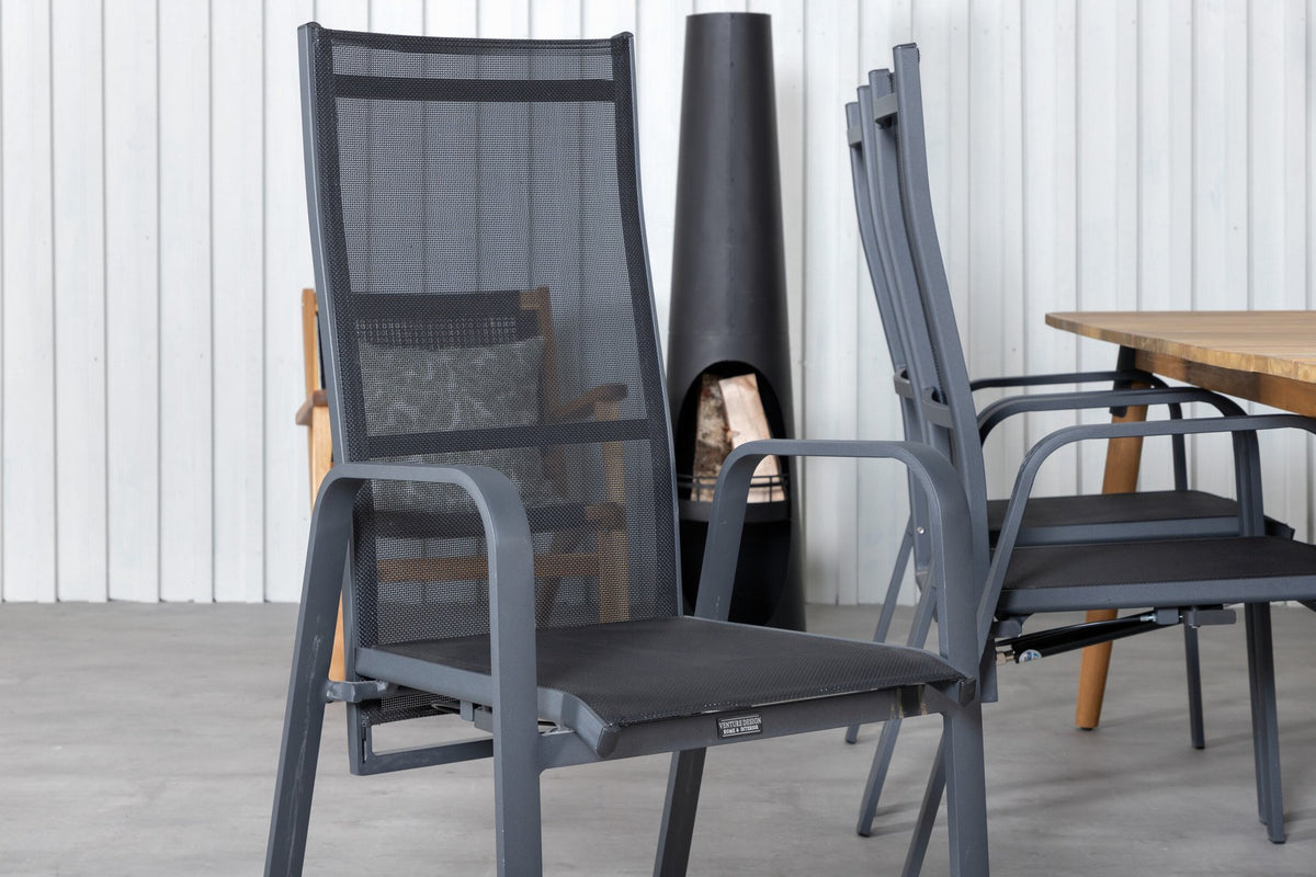 Rechteckiger Esstisch aus Akazienholz in Naturton mit zwei schwarzen Liegestühlen aus Stahl, Gartentischset von Venture Home.