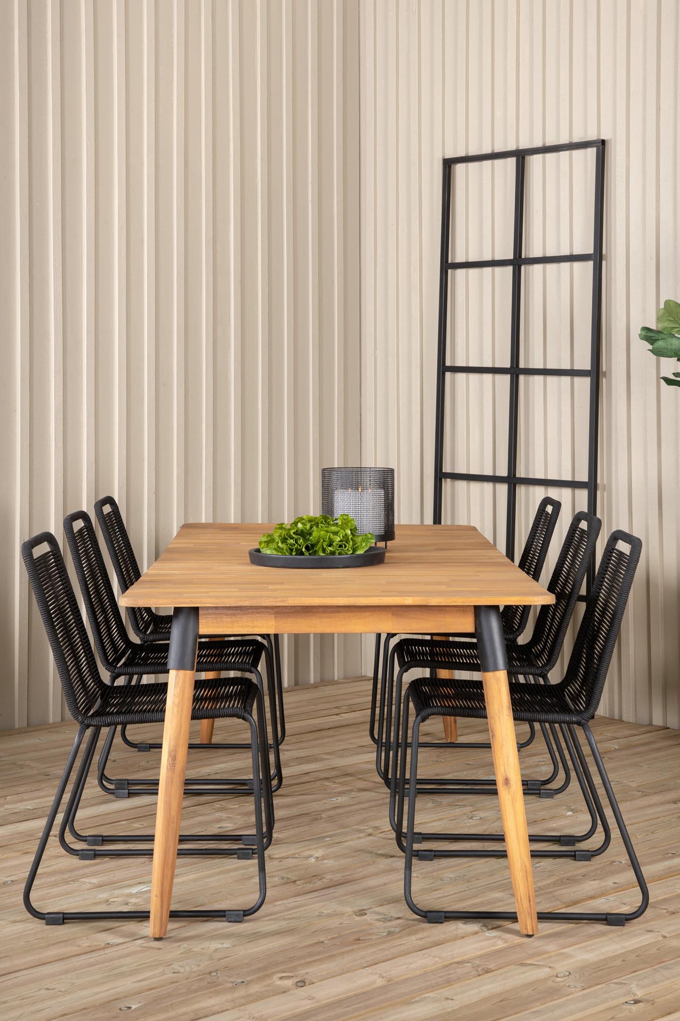 Stilvolles Julian Outdoor-Tischset für 6 Personen, perfekt für gesellige Abende im Freien. Hochwertiges Akazienholz und moderne Seilstühle.