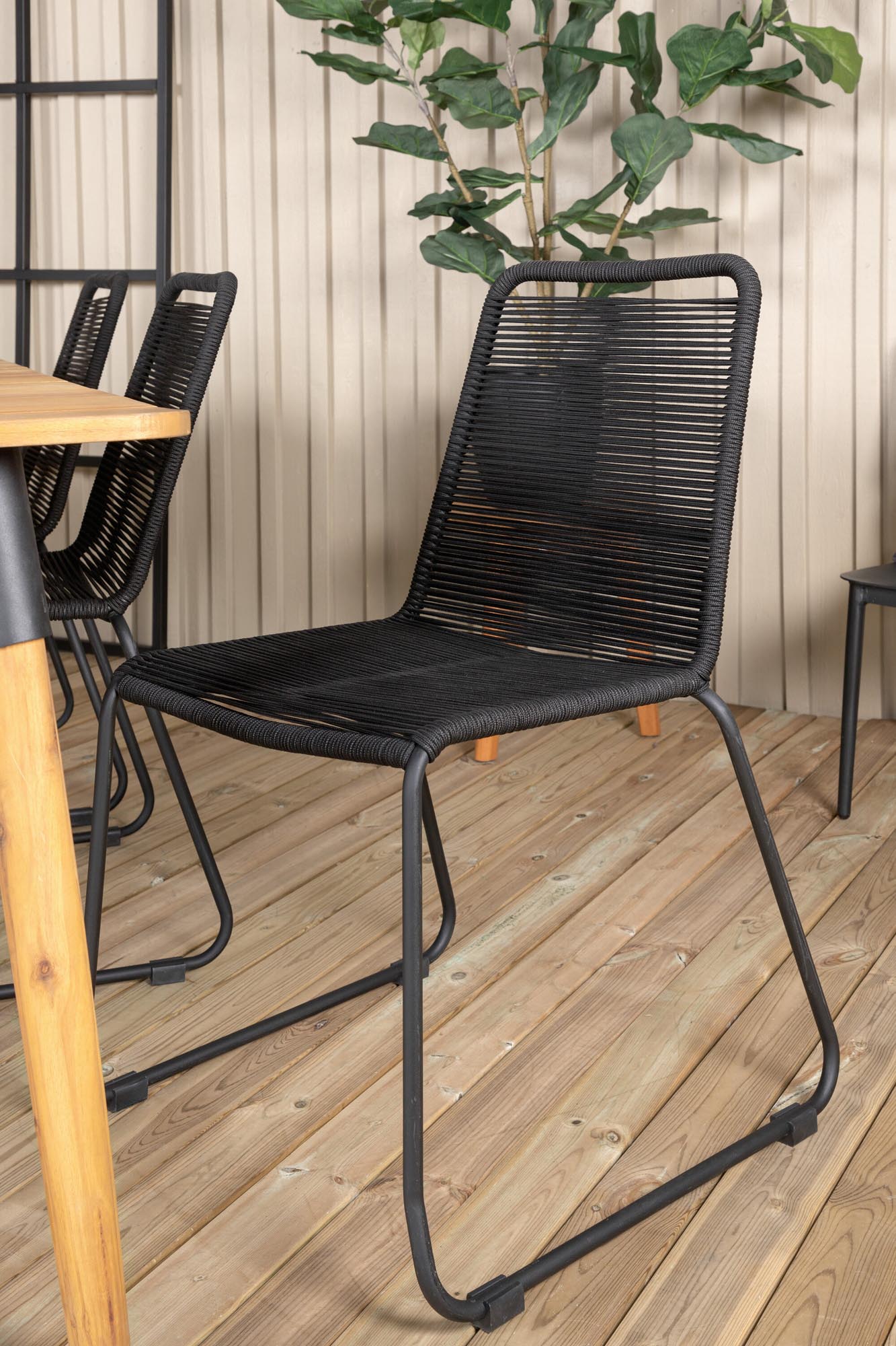 Entdecken Sie das Julian Outdoor-Tischset mit einem eleganten Akazienholztisch und 6 bequemen Lindos-Stühlen. Ideal für gesellige Momente im Freien!