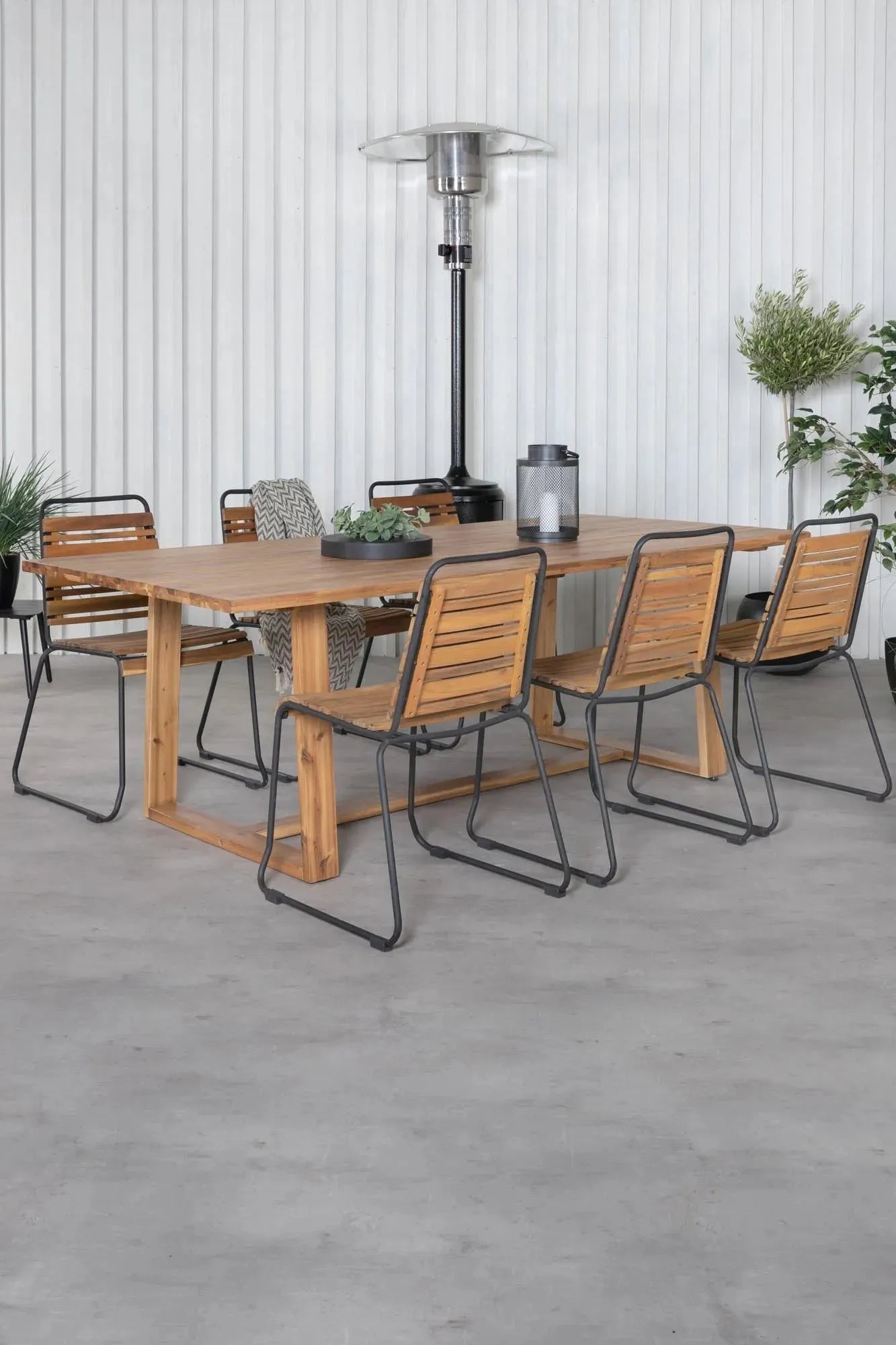 Stilvolles Outdoor-Tischset aus Akazienholz, 220cm, 6 komfortable Stühle, perfekt für gesellige Abende im Freien.