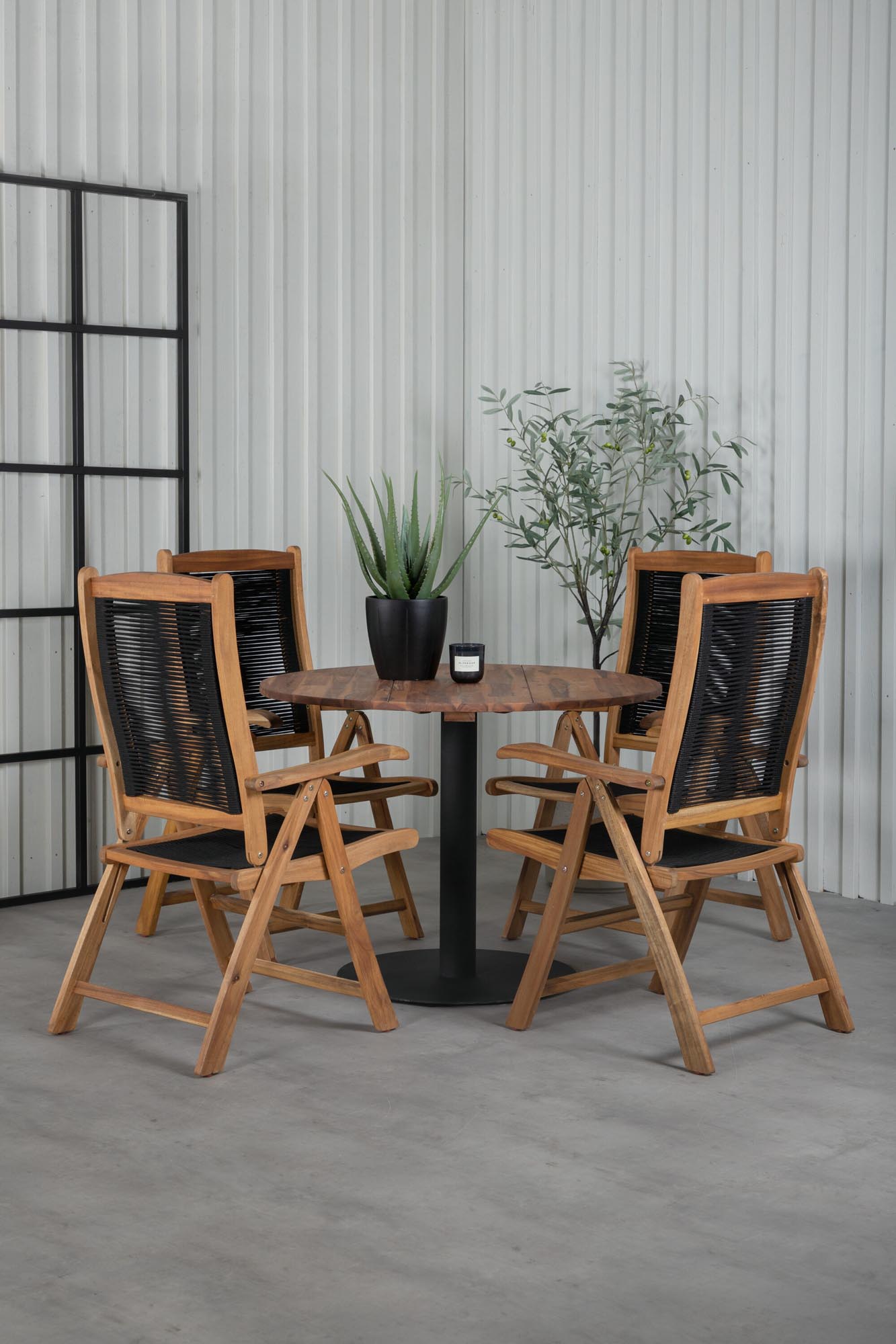 Outdoor-Tischset Cot + Peter ⌀100cm/4St. in Schwarz präsentiert im Onlineshop von KAQTU Design AG. Gartentischset ist von Venture Home