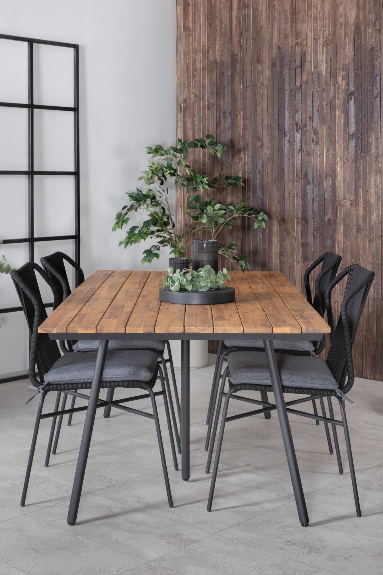 Chan Gartentisch Set in Schwarz/ Natur präsentiert im Onlineshop von KAQTU Design AG. Gartentischset ist von Venture Home