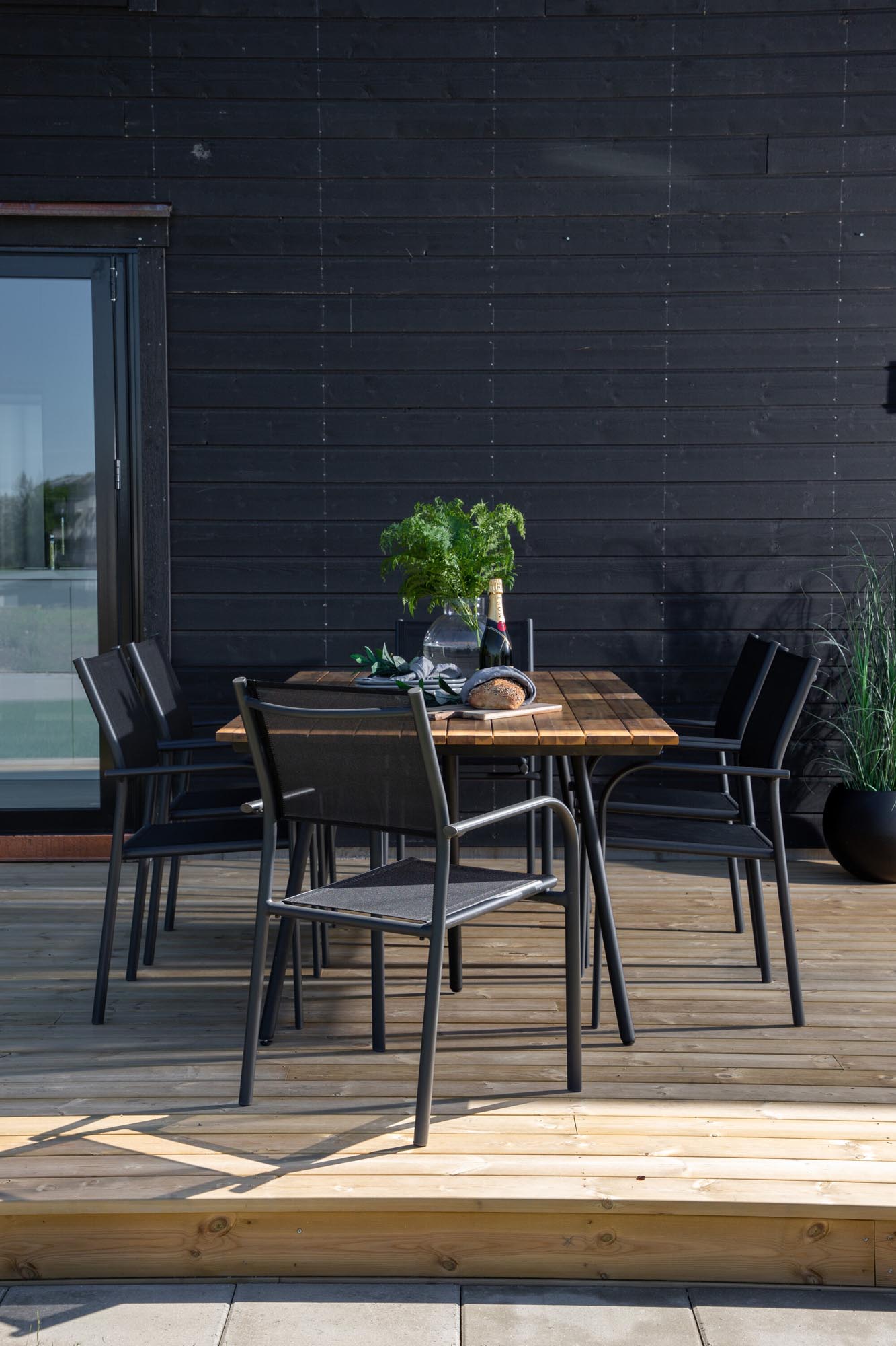Chan Outdoor-Tischset + Santorini 200cm/6St. in Schwarz präsentiert im Onlineshop von KAQTU Design AG. Gartentischset ist von Venture Home