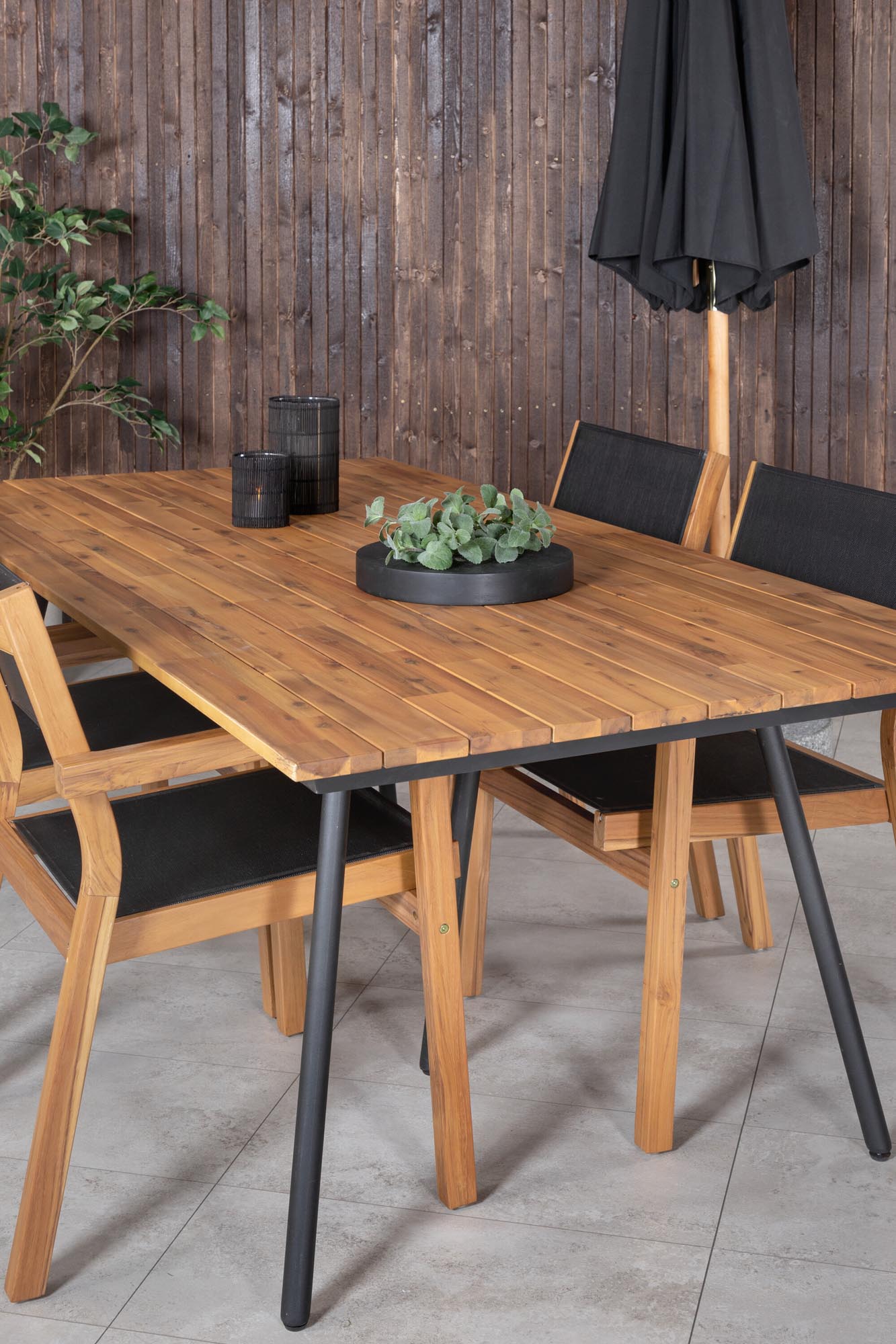 Chan Outdoor-Tischset + Venice 200cm/4St. in Schwarz, Natur präsentiert im Onlineshop von KAQTU Design AG. Gartentischset ist von Venture Home