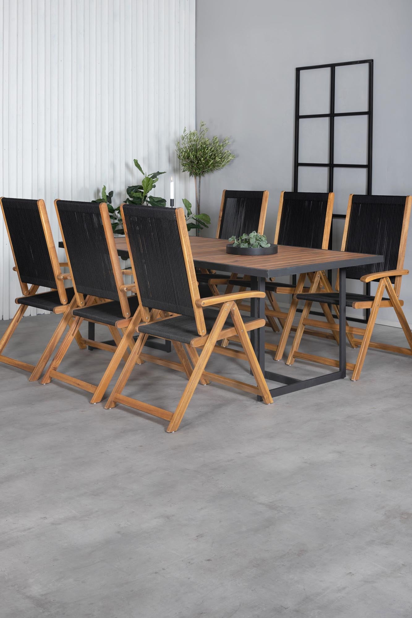 Robustes Khung Tischset für 6, perfekt für gesellige Abende draussen.