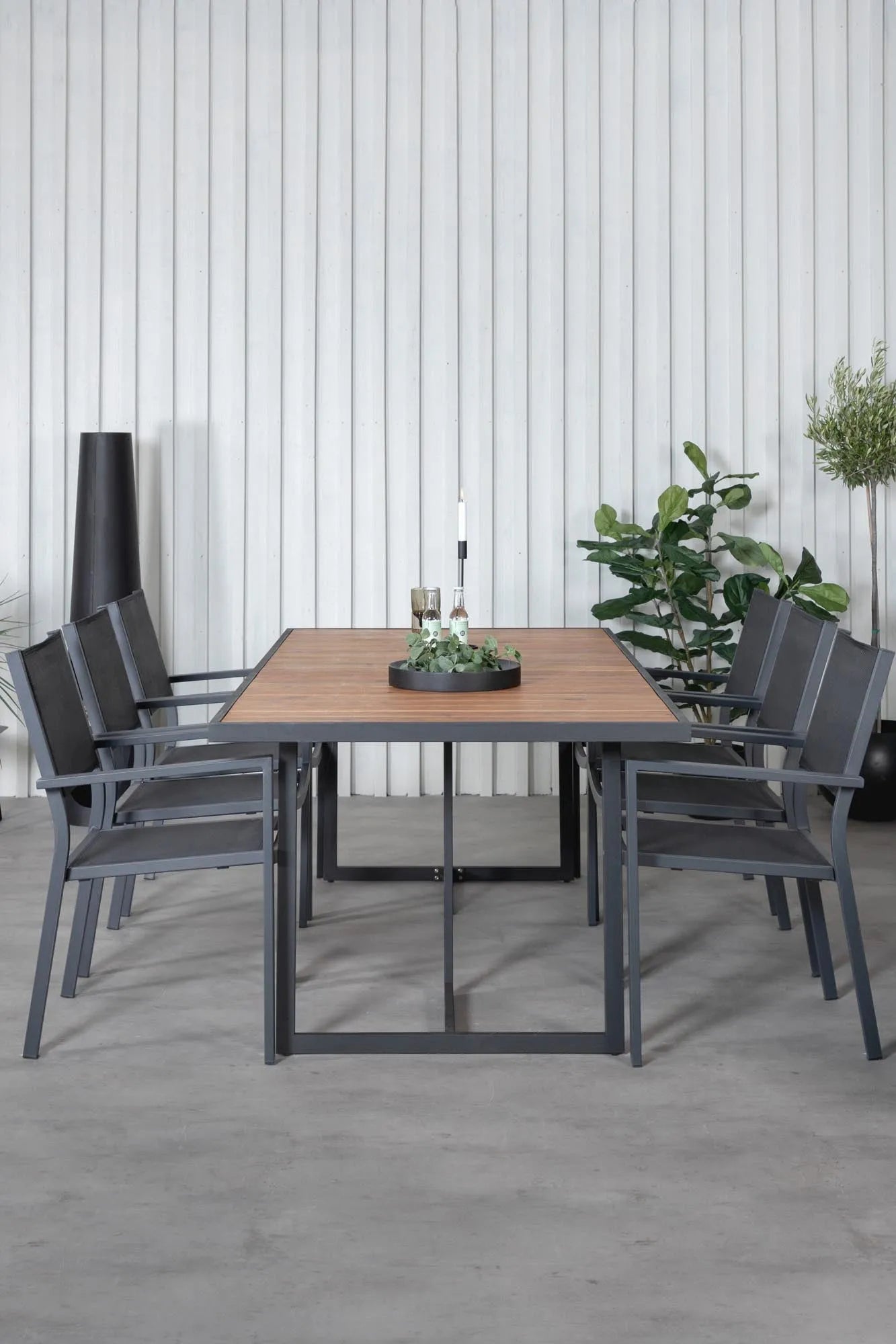 Elegantes Khung Gartentisch-Set mit Copacabana-Stühlen von Venture Home, ideal für stilvolle Außenbereiche.