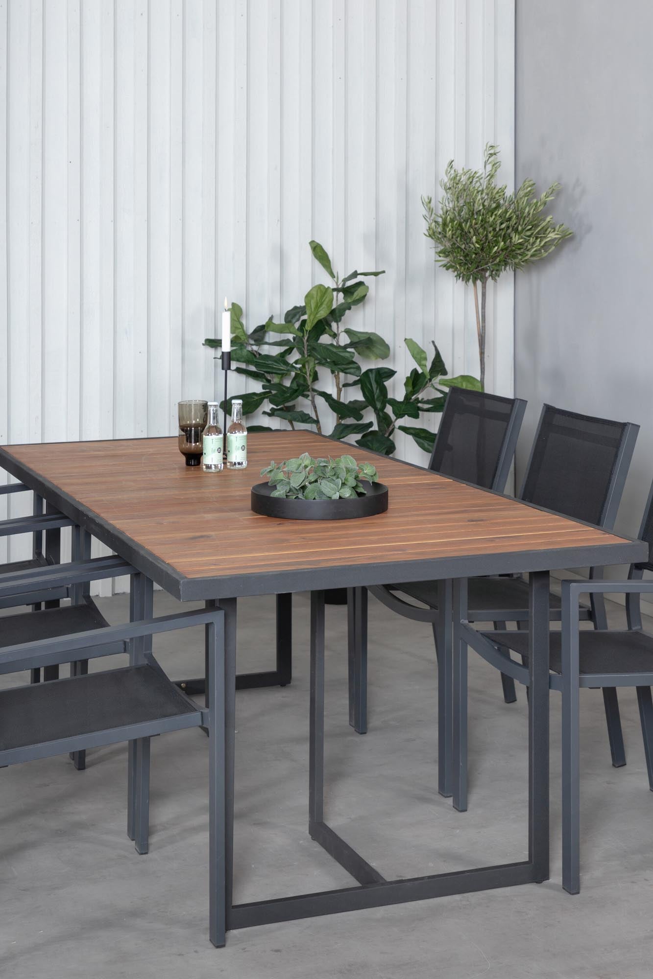 Elegantes Khung Gartentisch-Set mit Copacabana-Stühlen von Venture Home, ideal für stilvolle Aussenbereiche.