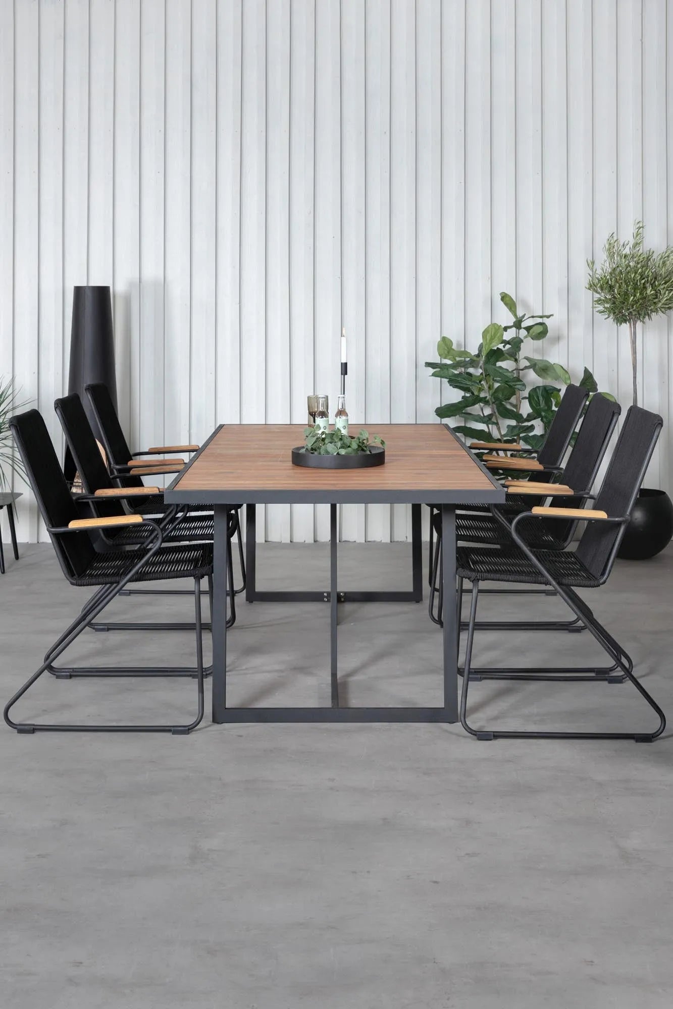Elegantes Gartenset aus robustem Acacia-Holz, ideal für stilvolle Outdoor-Dinner.