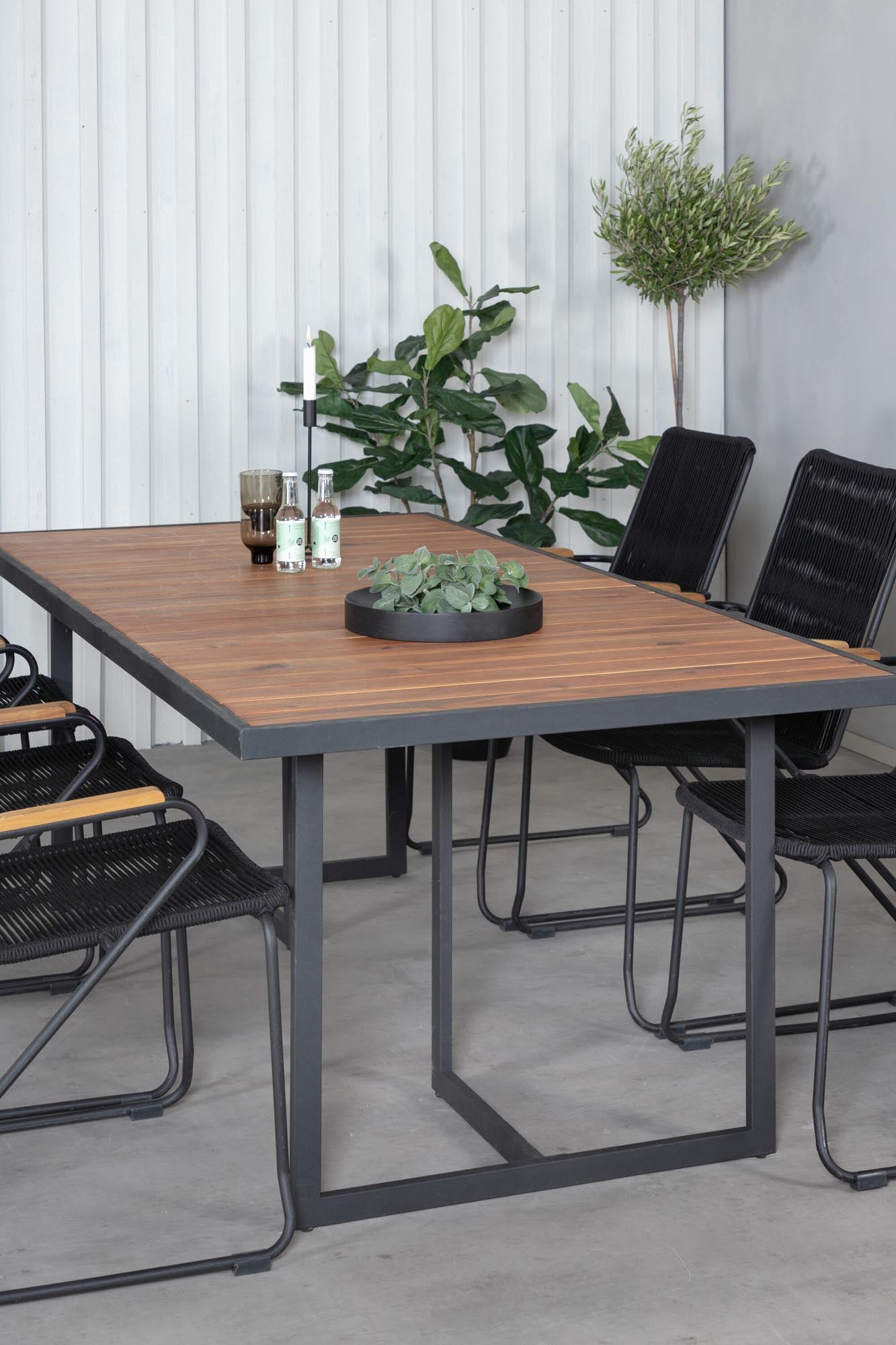 Modernes Gartenset mit rechteckigem Tisch und Holzakzenten, perfekt für gemütliche Stunden im Freien.