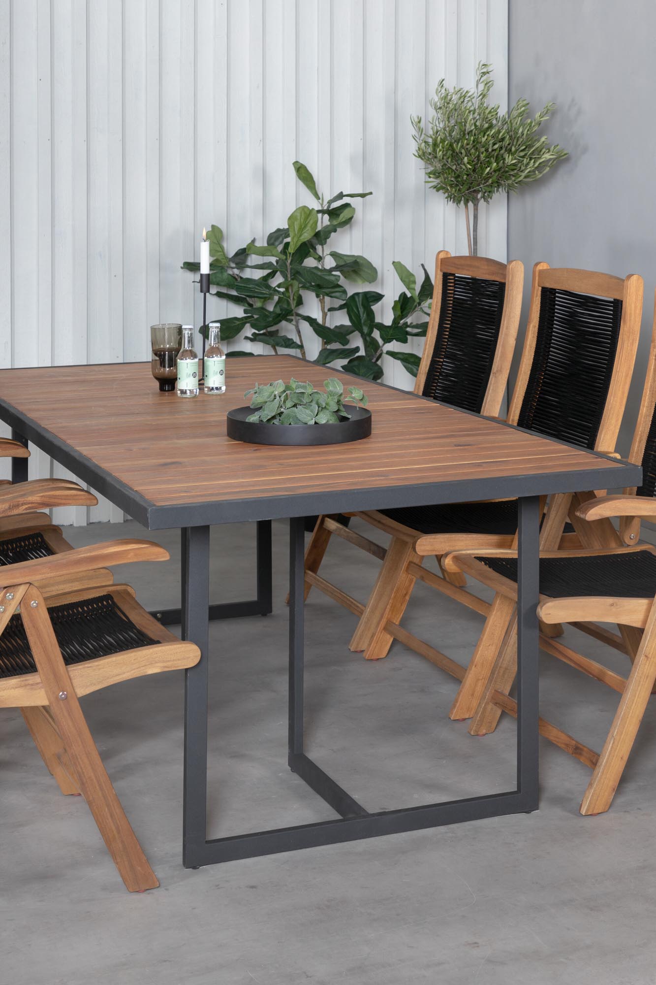Elegantes Khung Tischset: Stilvoller Komfort für Ihren Aussenbereich.