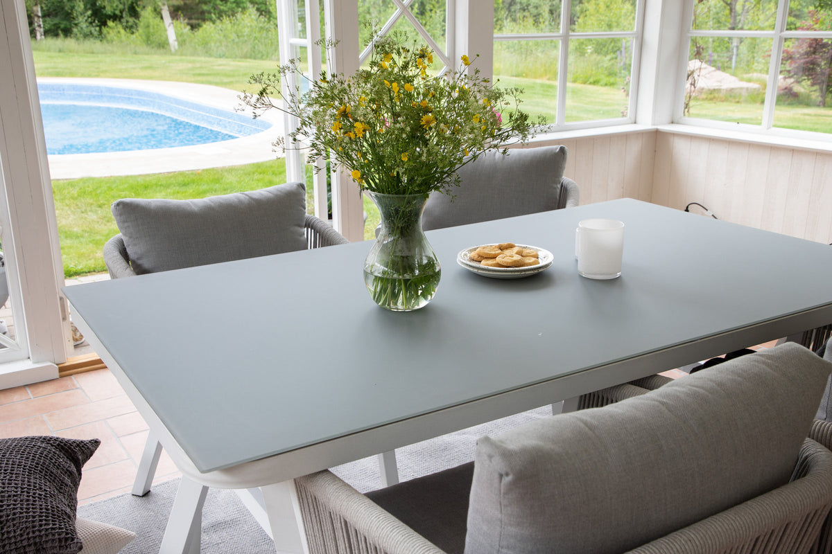 Virya Outdoor-Tischset 160cm/4St. in Grau weiss präsentiert im Onlineshop von KAQTU Design AG. Gartentischset ist von Venture Home