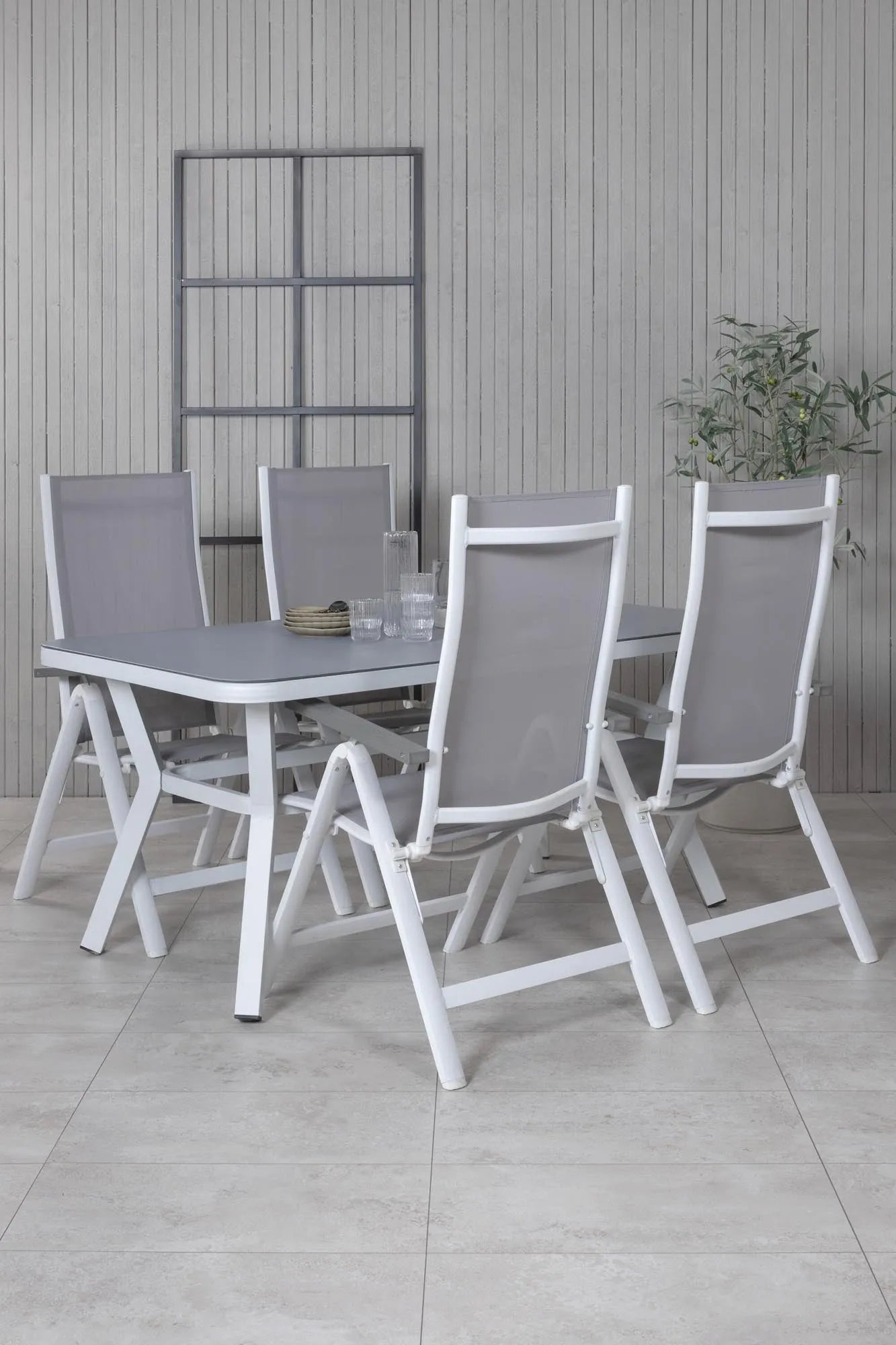 Elegantes Virya Gartentisch-Set von Venture Home, rechteckig, ideal für stilvolle Außenbereiche, robust und modern.