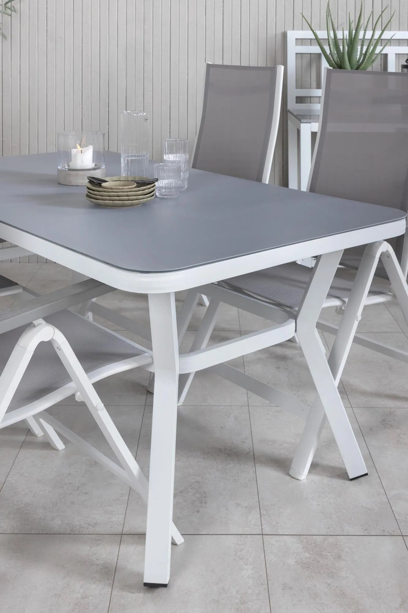 Elegantes Virya Gartentisch-Set von Venture Home, rechteckig, ideal für den Außenbereich, robust, modern und hochwertig.