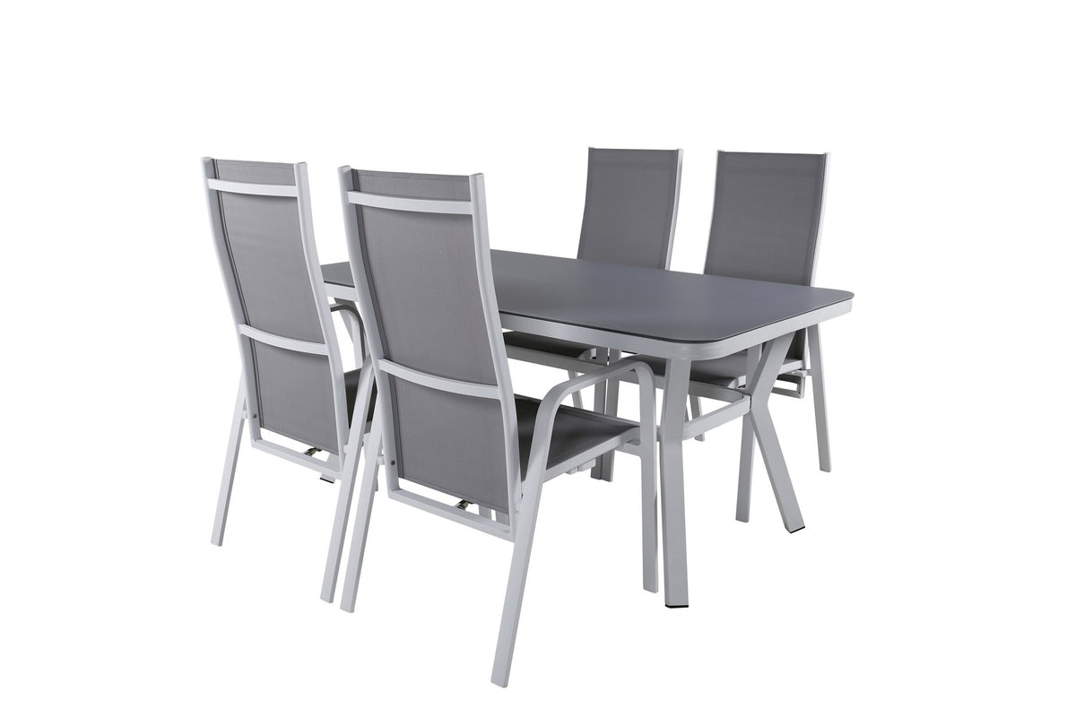 Rechteckiger Esstisch mit grauem Gestell und schwarzer Mattglas-Tischplatte, daneben zwei graue Relaxsessel aus Textilene mit Aluminiumbeinen.