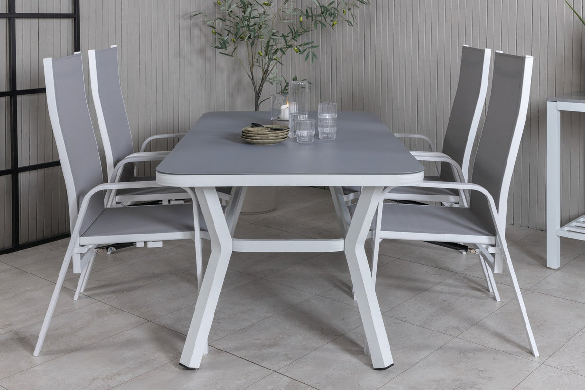 Rechteckiger Esstisch mit grauem Gestell und schwarzer Mattglas-Tischplatte, daneben zwei graue Relaxsessel aus Textilene mit Aluminiumbeinen.