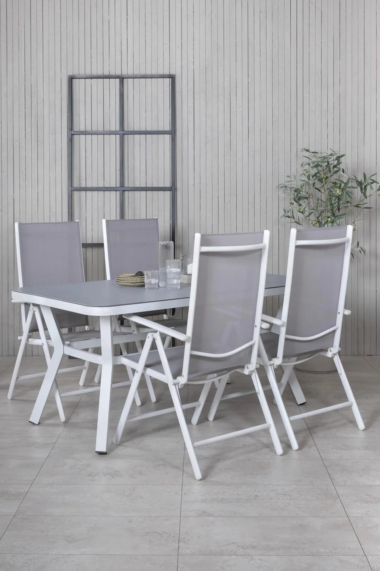 Elegantes Virya Tischset 160cm für 4, perfekt für Gartenpartys.