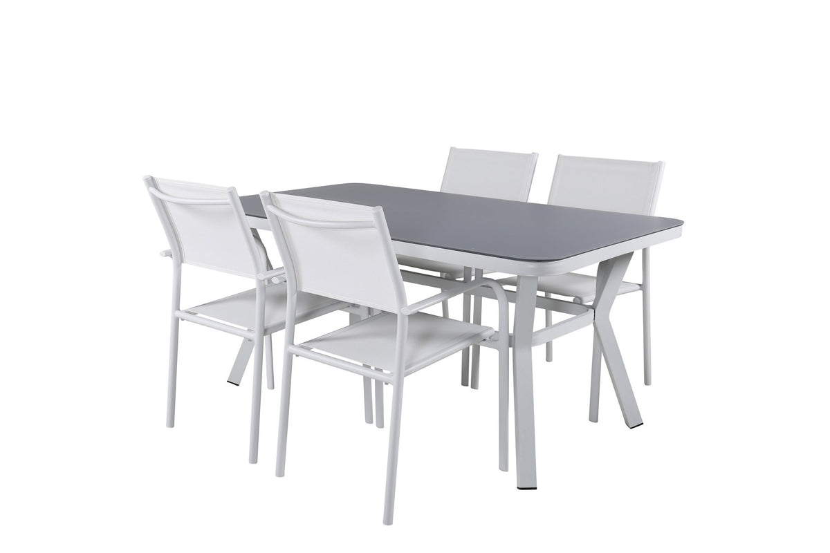 Rechteckiger Gartentisch mit schwarzer Mattglasplatte und Aluminiumbeinen, daneben zwei weisse Stühle aus Textilene mit Pulverbeschichtung.