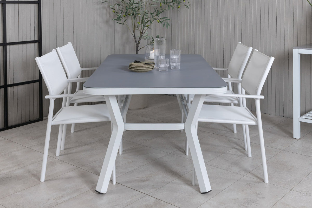 Rechteckiger Gartentisch mit schwarzer Mattglasplatte und Aluminiumbeinen, daneben zwei weisse Stühle aus Textilene mit Pulverbeschichtung.