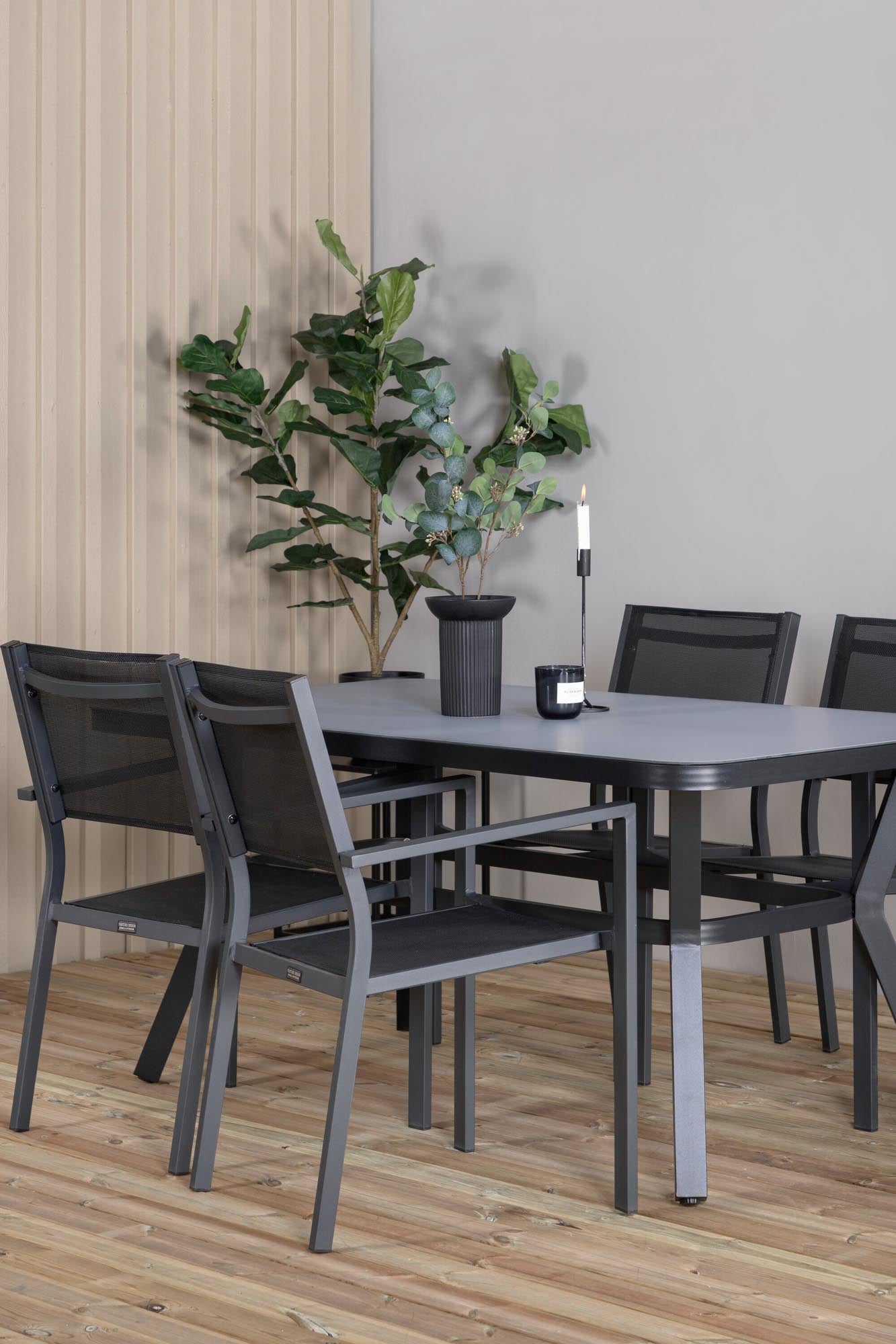 Virya Gartentisch Set mit 4 Stühlen in Schwarz Schwarz präsentiert im Onlineshop von KAQTU Design AG. Gartentischset ist von Venture Home