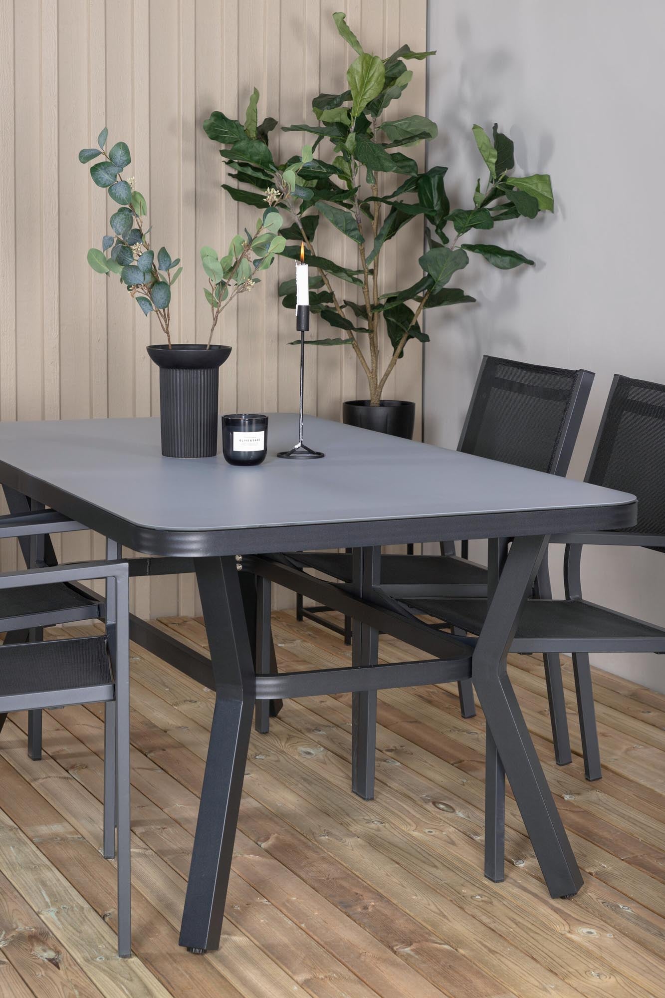 Virya Gartentisch Set mit 4 Stühlen in Schwarz Schwarz präsentiert im Onlineshop von KAQTU Design AG. Gartentischset ist von Venture Home