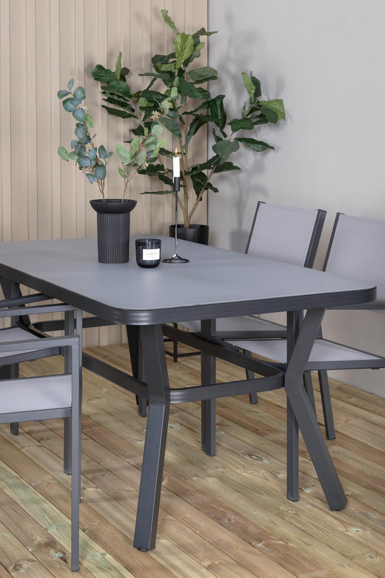 Virya Outdoor-Tischset + Copacabana 160cm/4St. in Schwarzgrau präsentiert im Onlineshop von KAQTU Design AG. Gartentischset ist von Venture Home