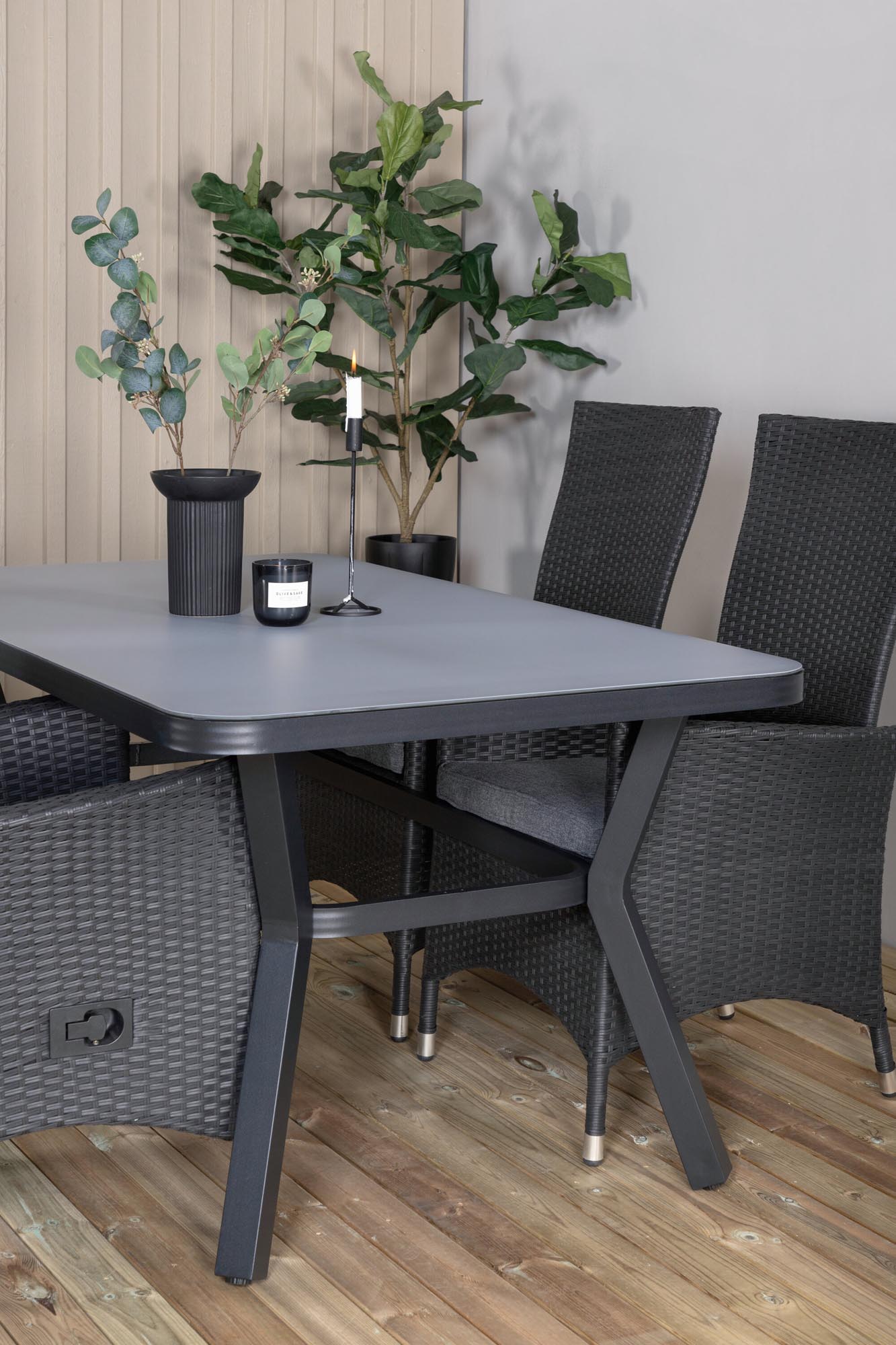Virya Outdoor-Tischset + Padova 160cm/4St. in Schwarzgrau präsentiert im Onlineshop von KAQTU Design AG. Gartentischset ist von Venture Home