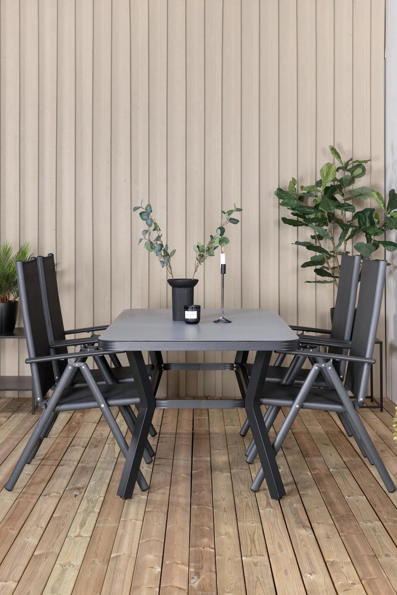 Elegantes Outdoor-Tischset Virya mit Break-Tisch (160 cm) und 4 Stühlen von Venture Home, ideal für stilvolle Außenbereiche.