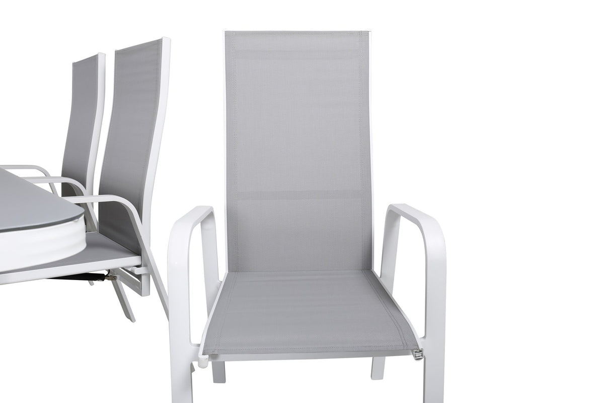 Rechteckiger Gartentisch mit Mattglas-Platte und Aluminiumbeinen, daneben zwei graue Relaxsessel aus Textilene von Venture Home.