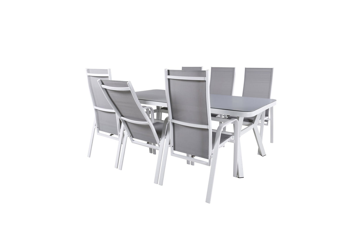 Rechteckiger Gartentisch mit Mattglas-Platte und Aluminiumbeinen, daneben zwei graue Relaxsessel aus Textilene von Venture Home.