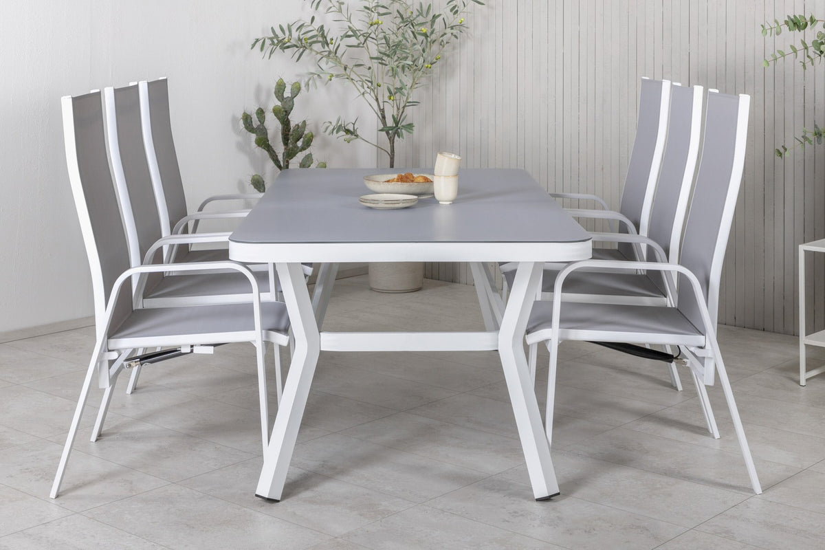 Rechteckiger Gartentisch mit Mattglas-Platte und Aluminiumbeinen, daneben zwei graue Relaxsessel aus Textilene von Venture Home.