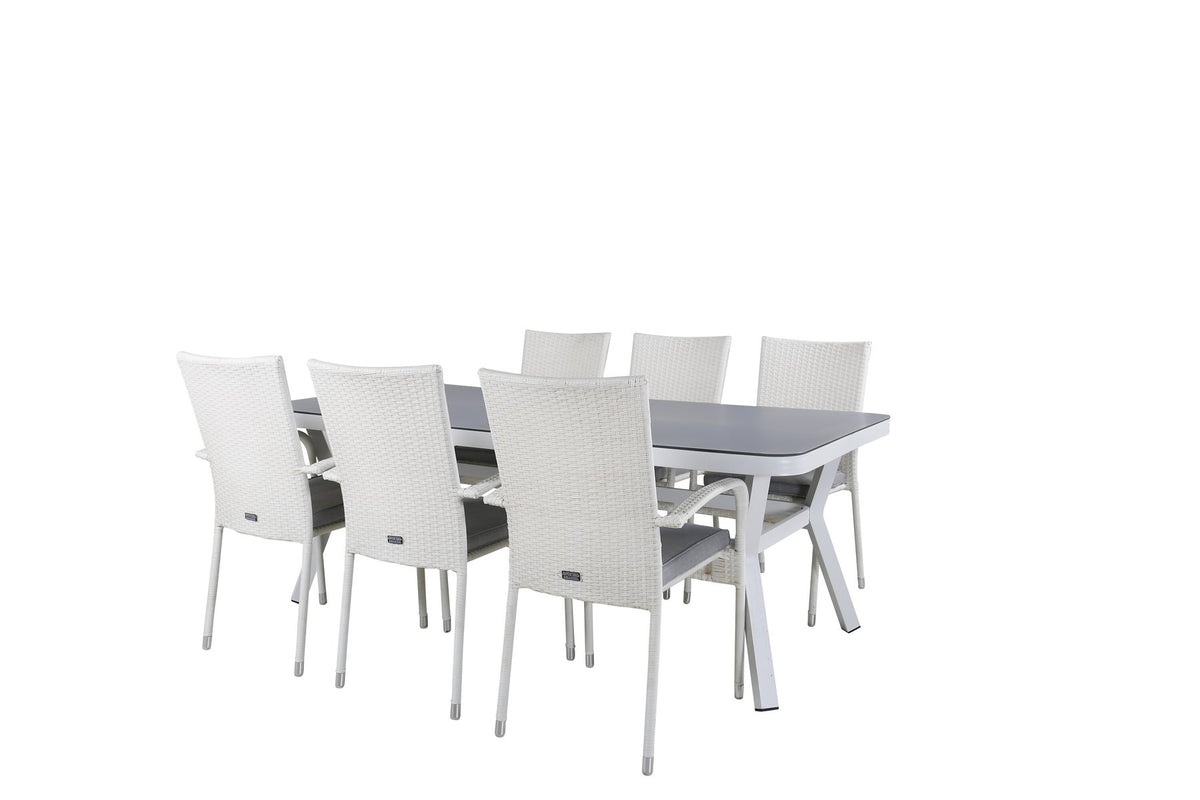 Rechteckiger Esstisch mit grauer Mattglasplatte und zwei weisse Stühle aus Textilene, Set von Venture Home für den Aussenbereich.