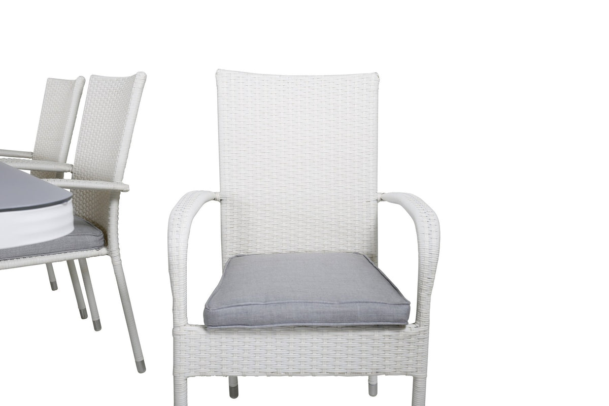 Rechteckiger Esstisch mit grauer Mattglasplatte und zwei weisse Stühle aus Textilene, Set von Venture Home für den Aussenbereich.