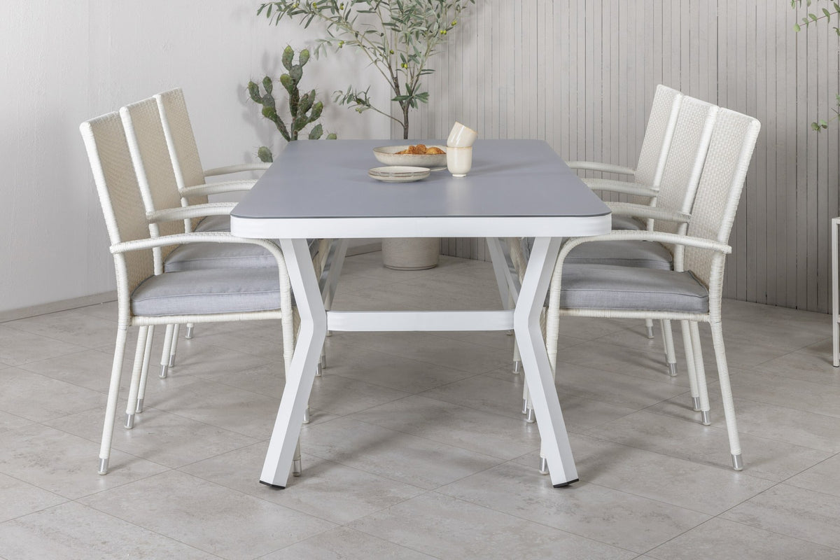 Rechteckiger Esstisch mit grauer Mattglasplatte und zwei weisse Stühle aus Textilene, Set von Venture Home für den Aussenbereich.