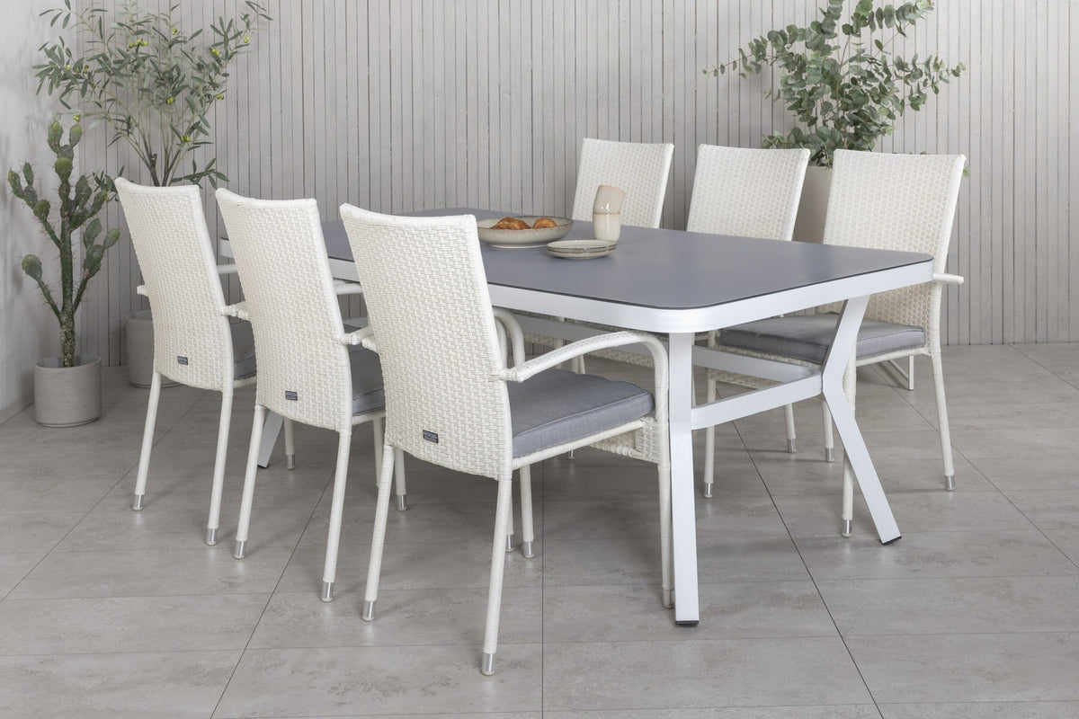 Rechteckiger Esstisch mit grauer Mattglasplatte und zwei weisse Stühle aus Textilene, Set von Venture Home für den Aussenbereich.