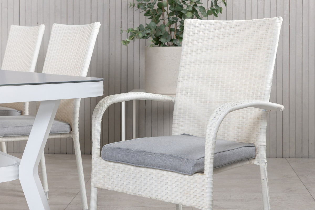 Rechteckiger Esstisch mit grauer Mattglasplatte und zwei weisse Stühle aus Textilene, Set von Venture Home für den Aussenbereich.