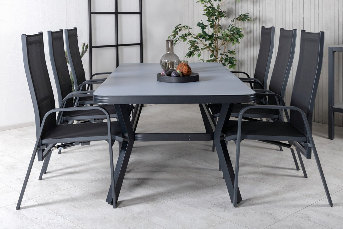 Schwarzer Gartentisch Virya mit Mattglasplatte und Aluminiumbeinen, dazu Stühle Copacabana mit Textilene-Sitzfläche und Pulverbeschichtung