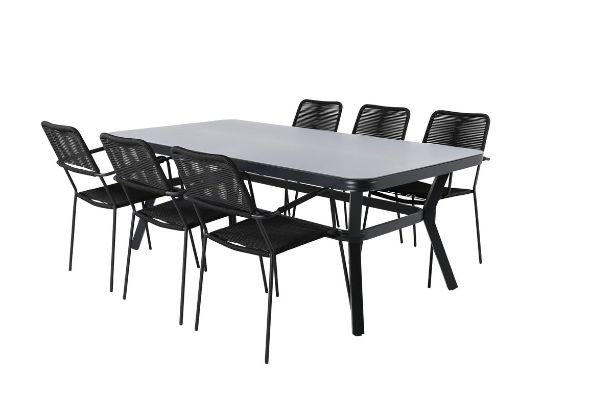 Rechteckiger Esstisch mit schwarzer Glasplatte und Stahlbeinen, daneben zwei schwarze Stühle mit Textilene-Bezug, Gartenmöbel-Set von Venture Home.