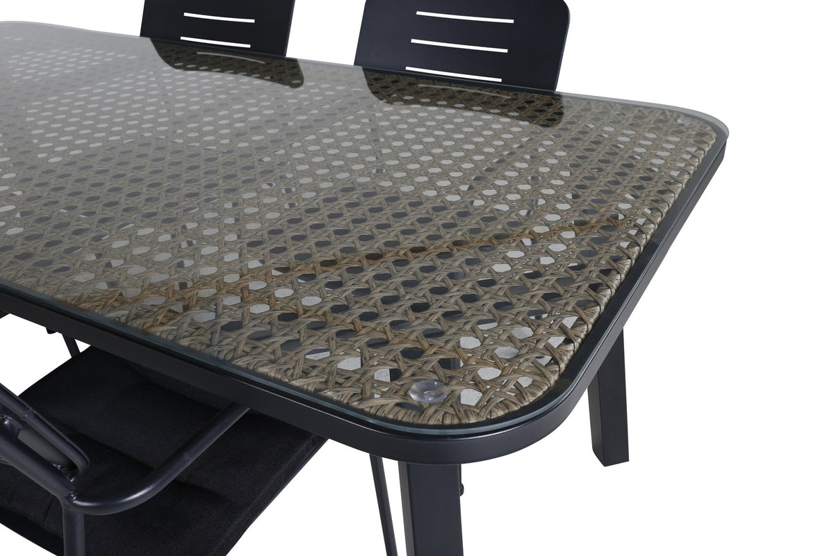 Zwei schwarze Esszimmerstühle mit Weidegeflecht und Polyesterseil sowie rechteckiger Glastisch mit Stahlbeinen, Masse 200x100 cm.