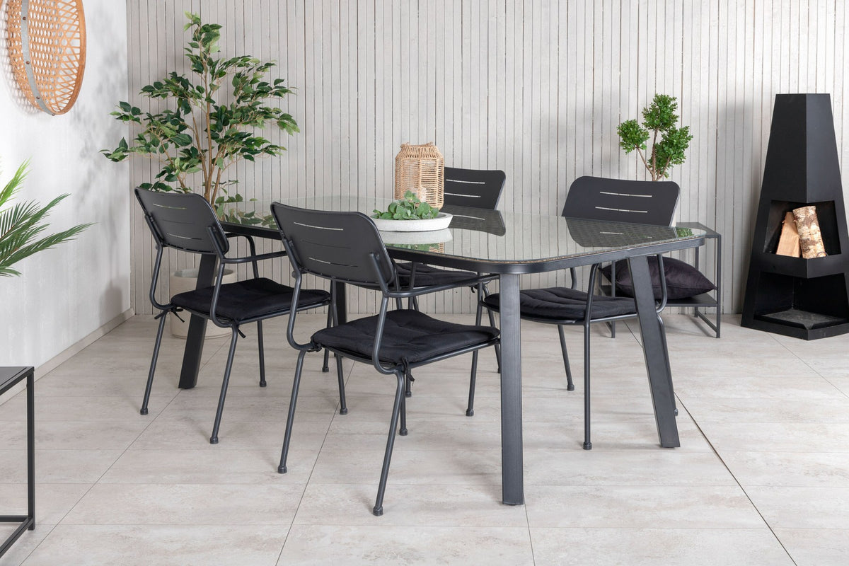 Zwei schwarze Esszimmerstühle mit Weidegeflecht und Polyesterseil sowie rechteckiger Glastisch mit Stahlbeinen, Masse 200x100 cm.