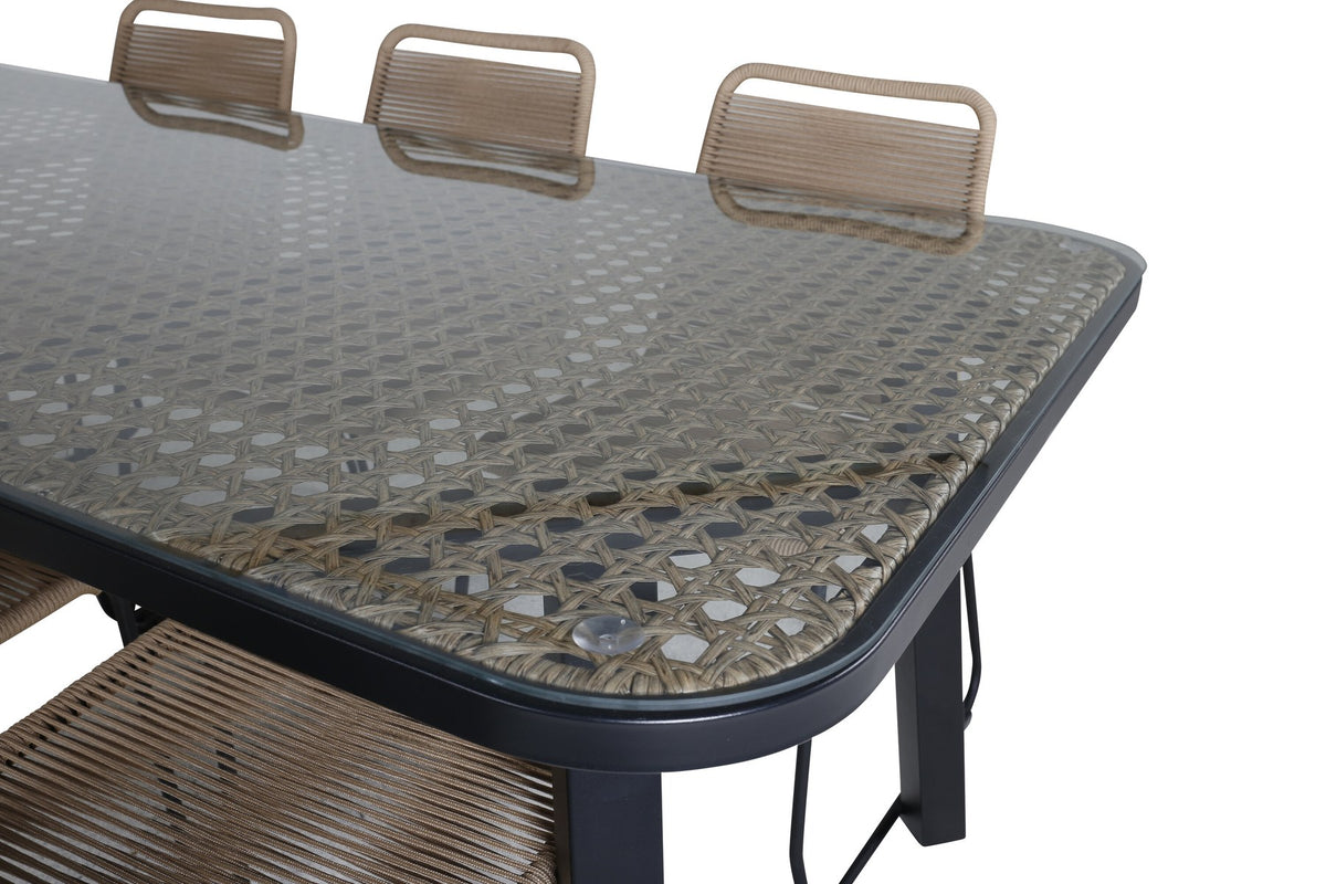 Gartentischset Paola mit schwarzem Stahlgestell und Weidengeflecht-Tischplatte sowie sechs stapelbaren Lindos-Stühlen aus schwarzem Aluminium und Polyesterseil.