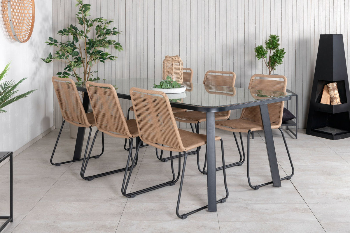 Gartentischset Paola mit schwarzem Stahlgestell und Weidengeflecht-Tischplatte sowie sechs stapelbaren Lindos-Stühlen aus schwarzem Aluminium und Polyesterseil.