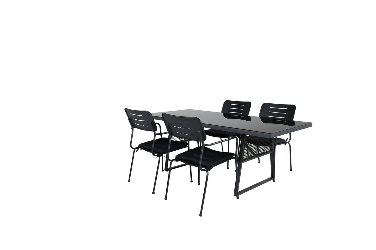 Rechteckiger Esstisch mit schwarzer Glasplatte und Aluminiumgestell sowie zwei stapelbare Stühle mit Geflecht-Bezug in Schwarz.
