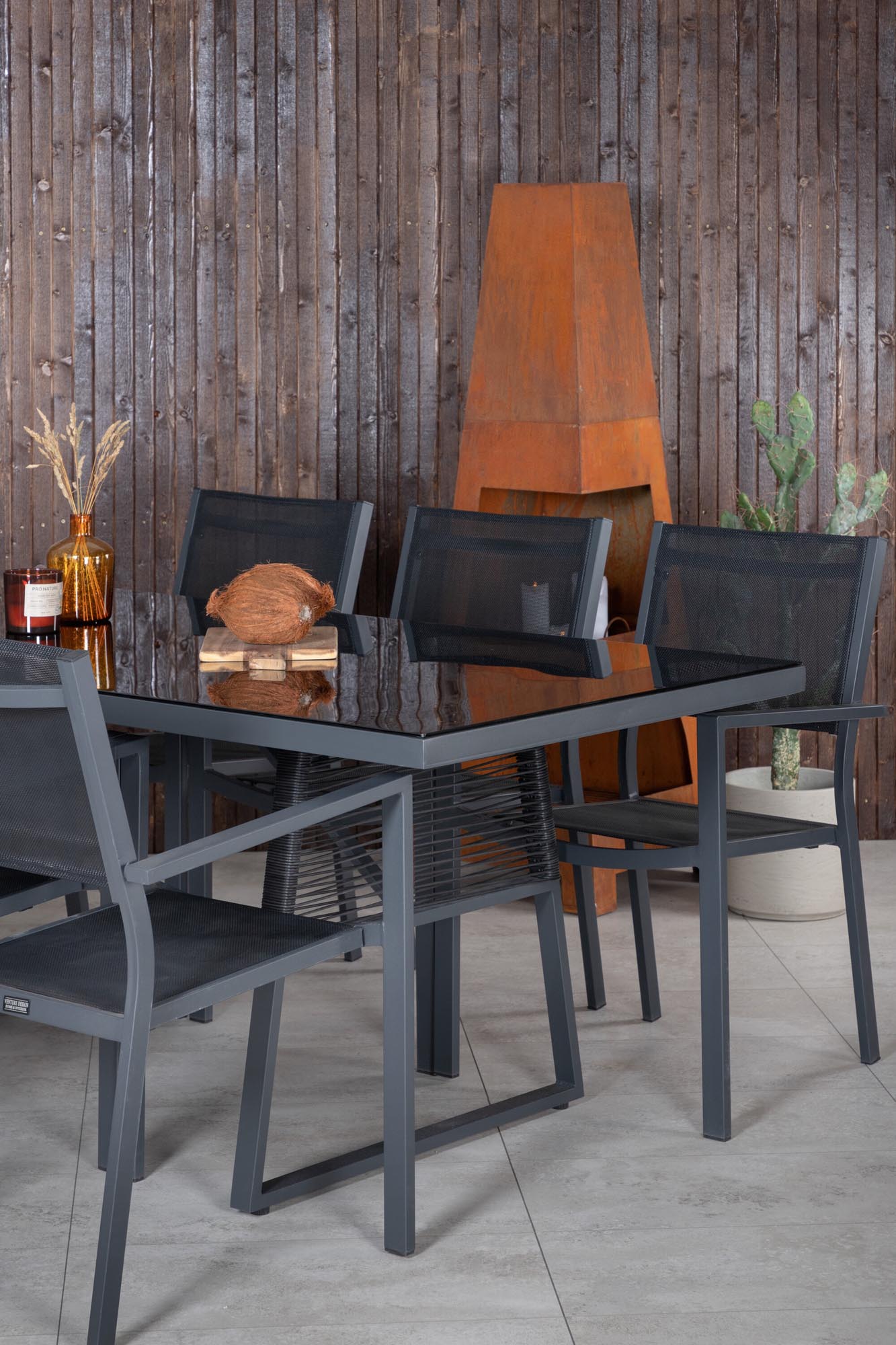 Dallas Gartentisch Set in Schwarz Schwarz präsentiert im Onlineshop von KAQTU Design AG. Gartentischset ist von Venture Home