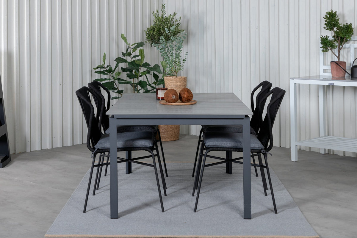 Schwarzes Gartentischset: 4 Stühle aus Aintwood und Aluminium mit Polyester-Bezug, rechteckiger Esstisch mit grauer Aintwood-Tischplatte.