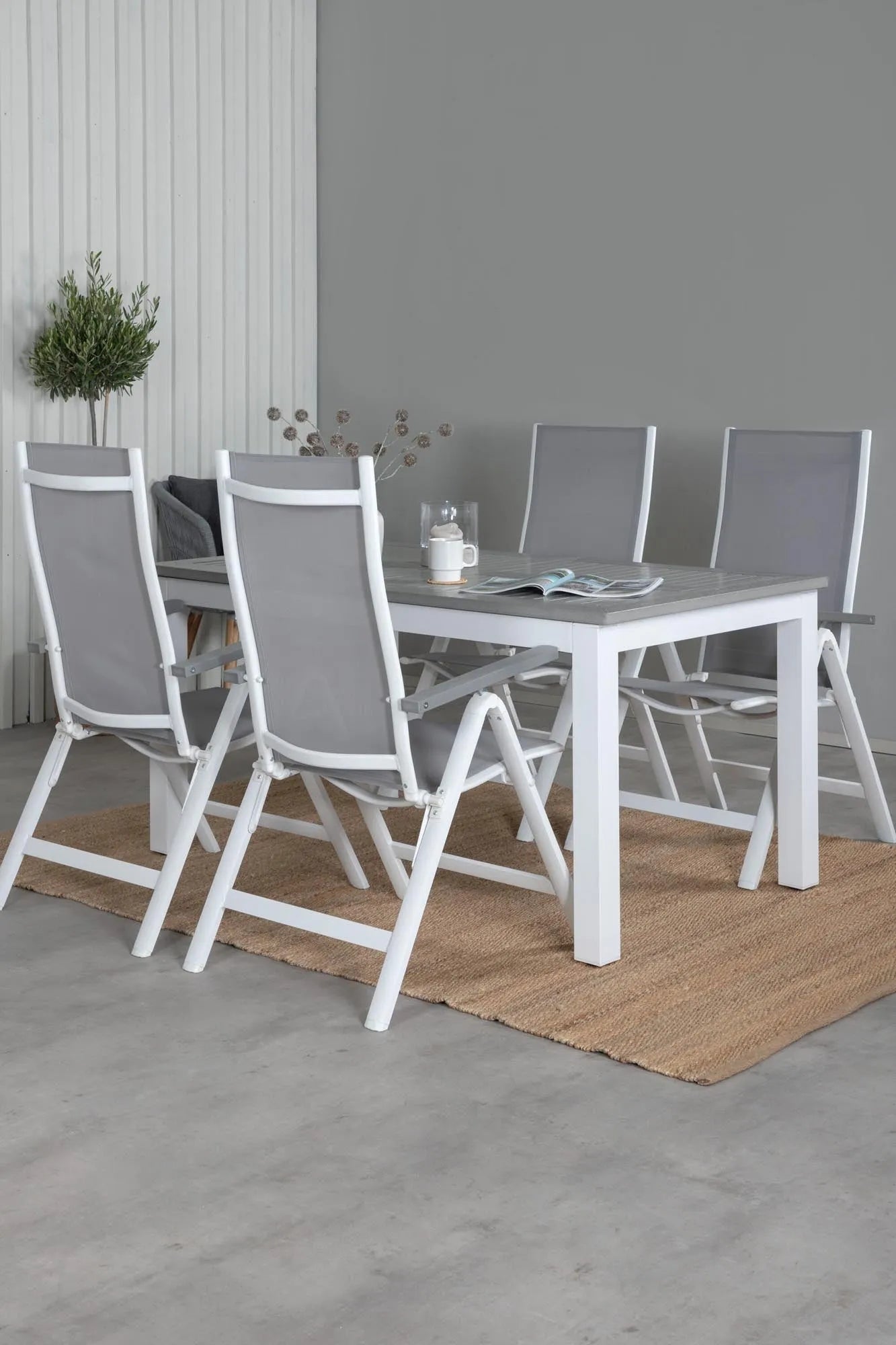 Das Albany Gartenset von Venture Home: 152 cm Tisch und 4 Stühle, perfekt für stilvolles Outdoor-Wohnen und Gartenkomfort.