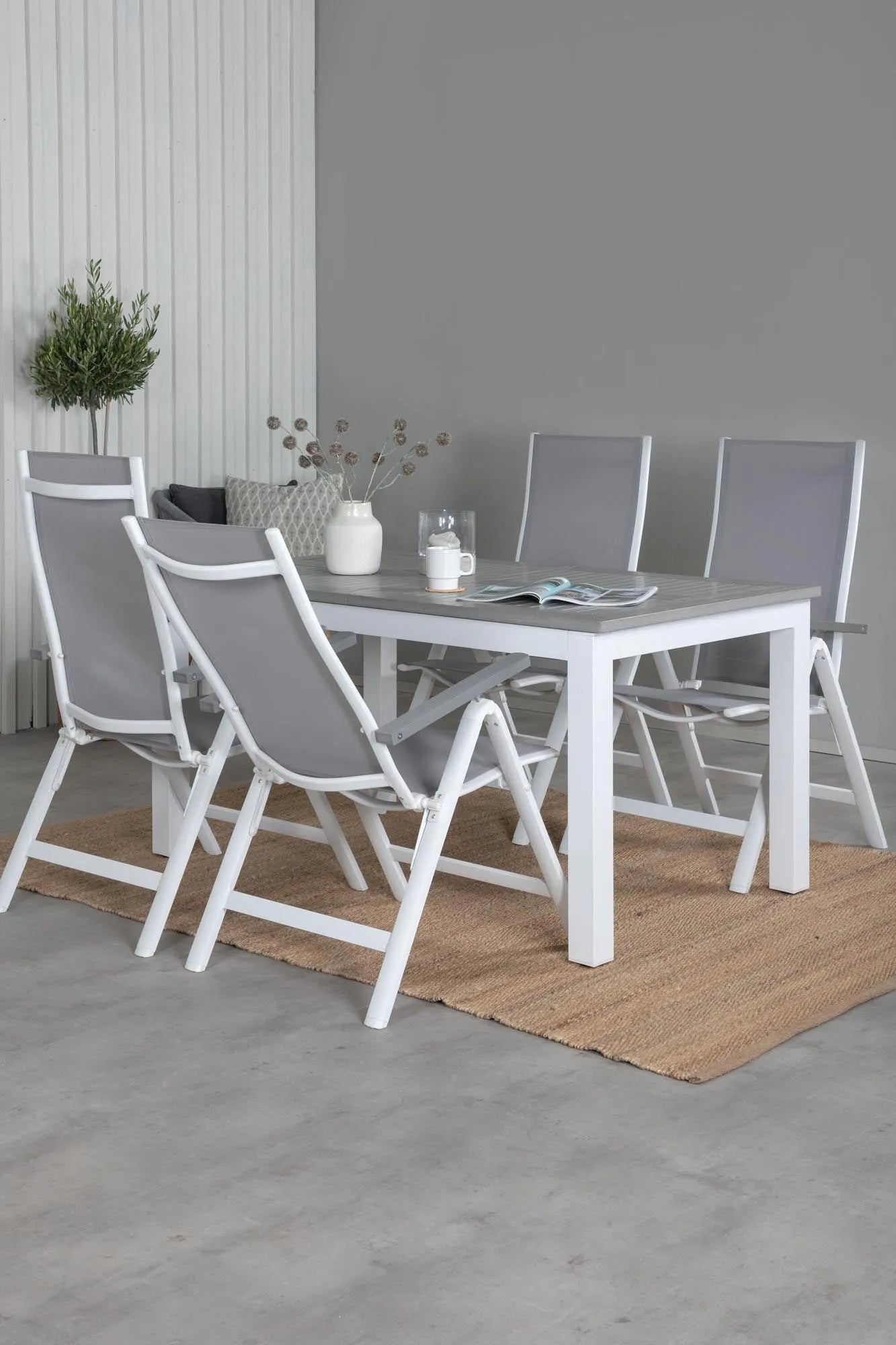 Das Albany Gartenset von Venture Home: 152 cm Tisch mit 4 Stühlen, perfekt für elegantes und bequemes Outdoor-Wohnen.
