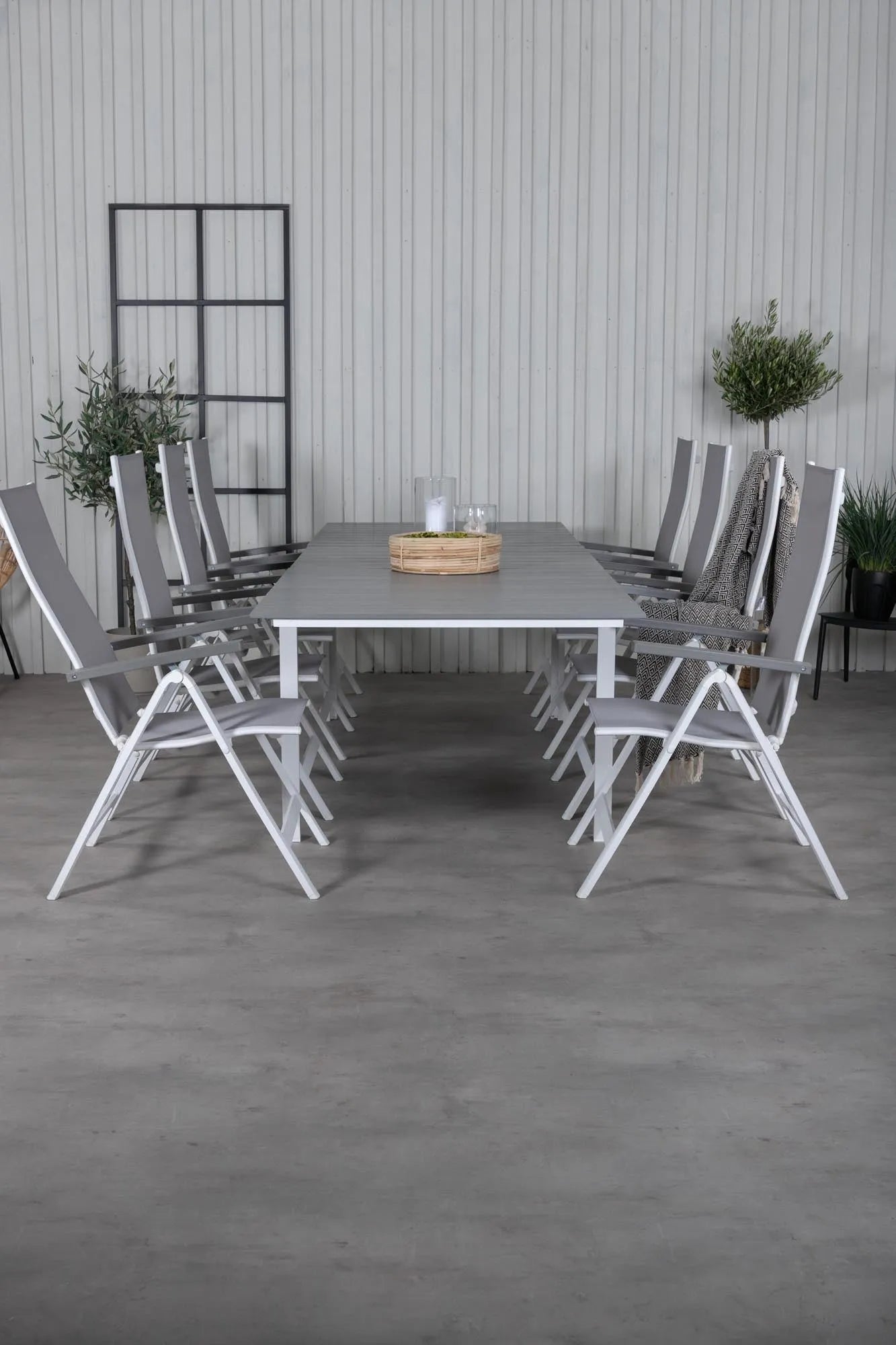 Stilvolles Outdoor-Set für 8 Personen, ideal für Gartenpartys, mit robustem Tisch und komfortablen Albany Stühlen.